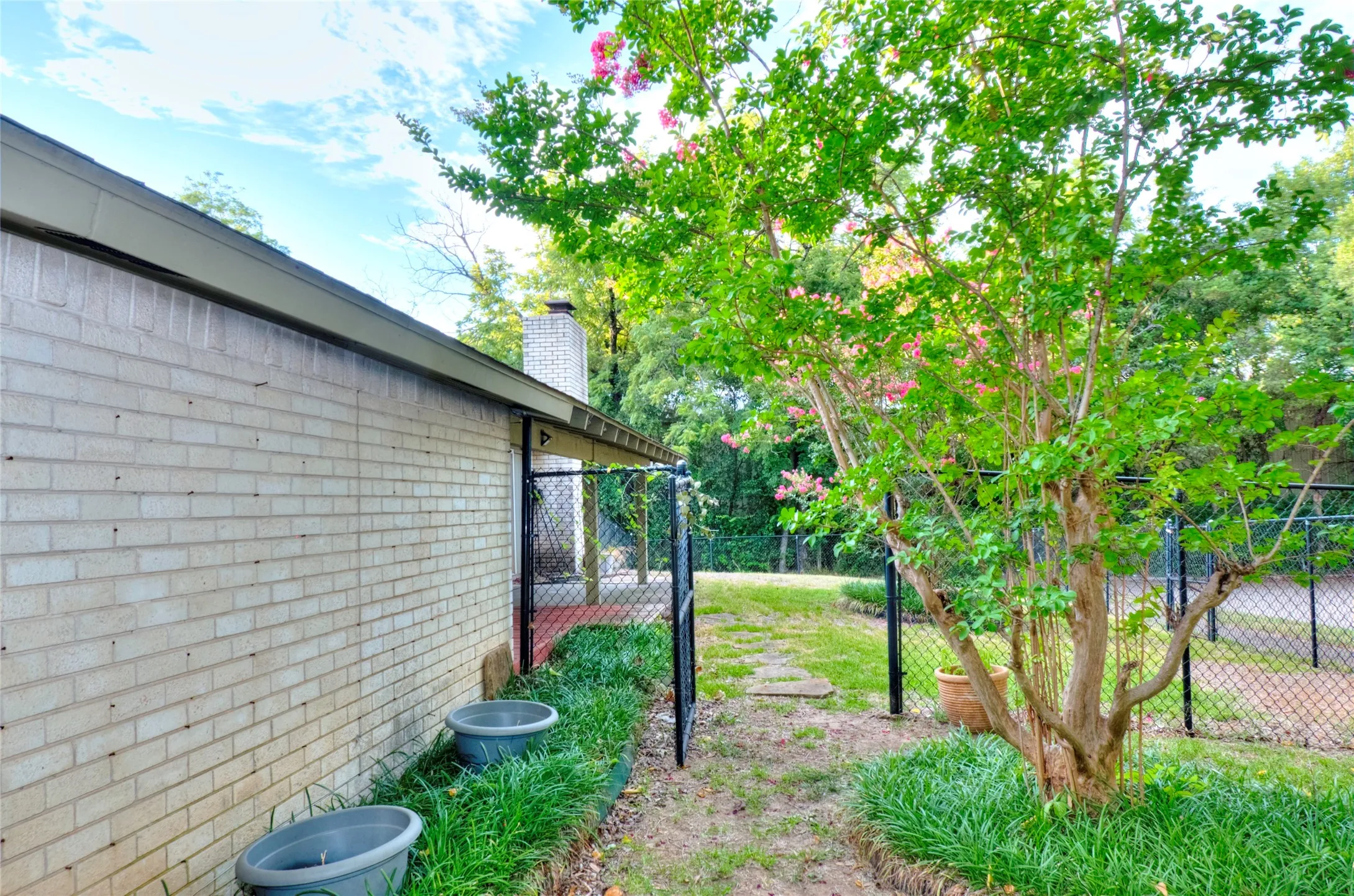 Single Family Residence For Rent in Dallas County , 3201 Christie Circle, Garland, Texas 75044, 3 Bedroom, 2 Bathroom, 2 Garage spaces, 1,989 Sqft, built in 1976, mls#21275881, Real Estate Agent in Garland, Homes For Rent in Dallas county, Homes For Rent in Garland, Realtor in Garland Texas, Real Estate Brokerage Independent Realty Texas, Luminita Cordes Realtor