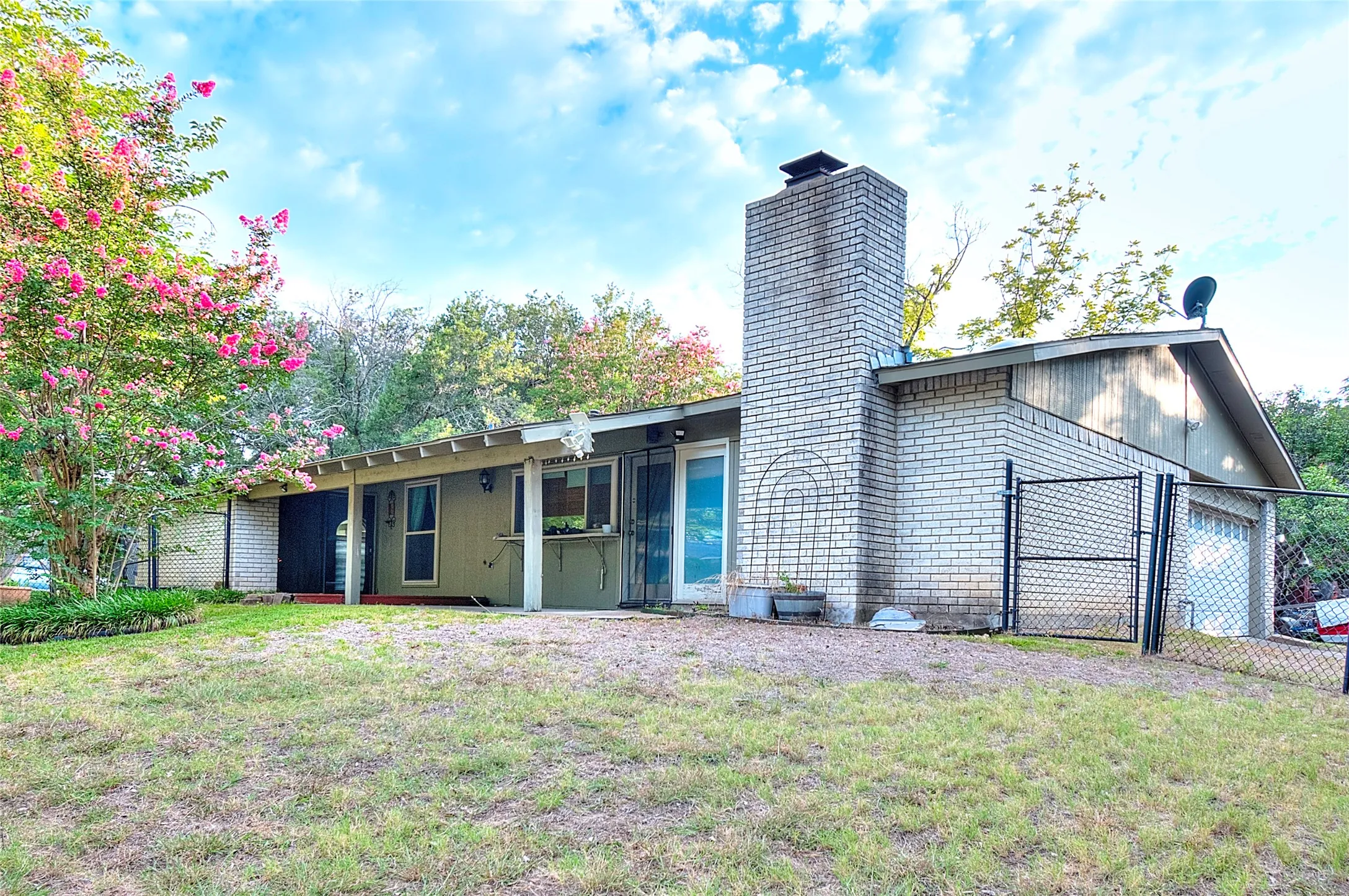 Single Family Residence For Rent in Dallas County , 3201 Christie Circle, Garland, Texas 75044, 3 Bedroom, 2 Bathroom, 2 Garage spaces, 1,989 Sqft, built in 1976, mls#21275881, Real Estate Agent in Garland, Homes For Rent in Dallas county, Homes For Rent in Garland, Realtor in Garland Texas, Real Estate Brokerage Independent Realty Texas, Luminita Cordes Realtor