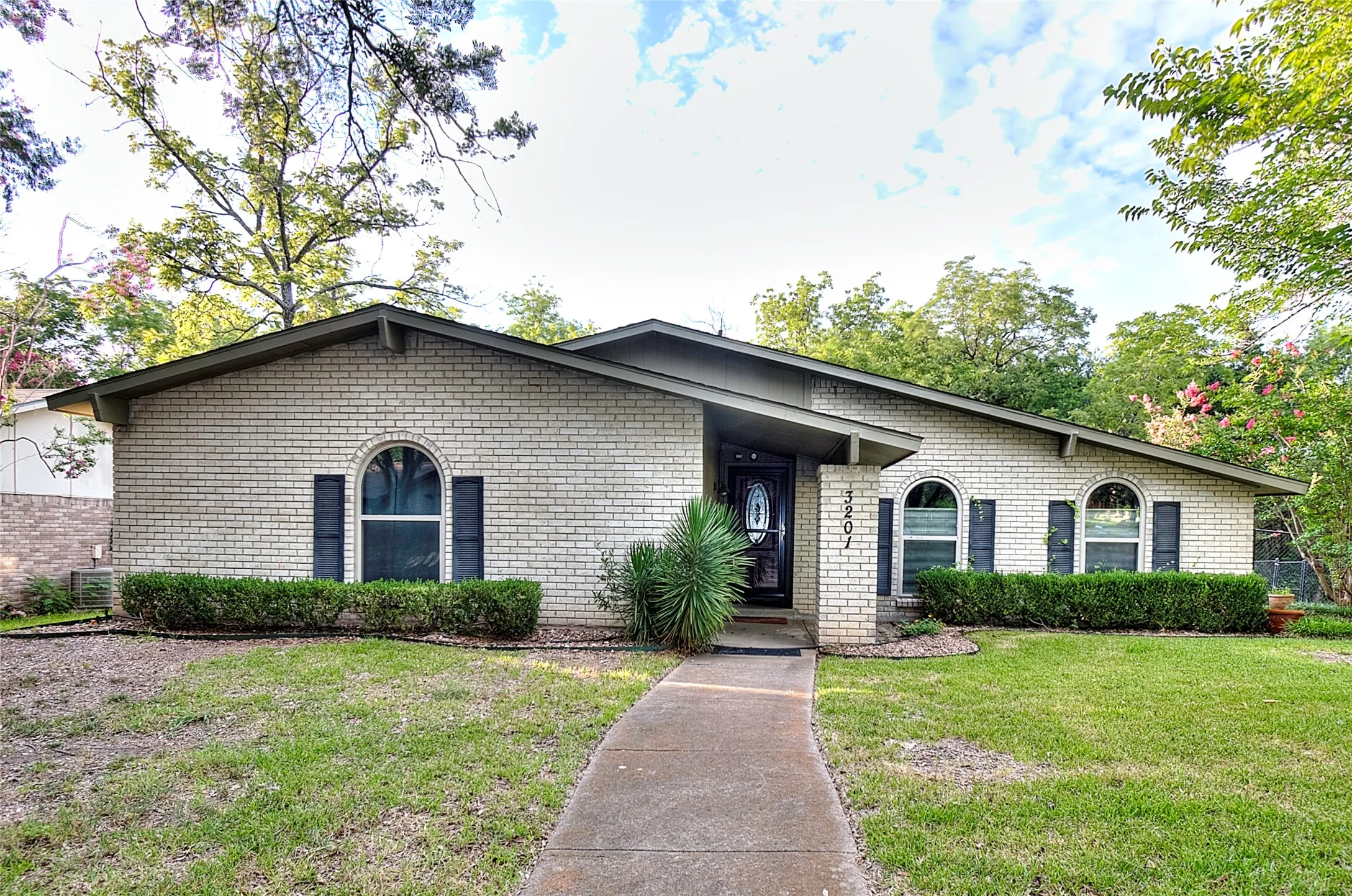 Single Family Residence For Rent in Dallas County , 3201 Christie Circle, Garland, Texas 75044, 3 Bedroom, 2 Bathroom, 2 Garage spaces, 1,989 Sqft, built in 1976, mls#21275881, Real Estate Agent in Garland, Homes For Rent in Dallas county, Homes For Rent in Garland, Realtor in Garland Texas, Real Estate Brokerage Independent Realty Texas, Luminita Cordes Realtor
