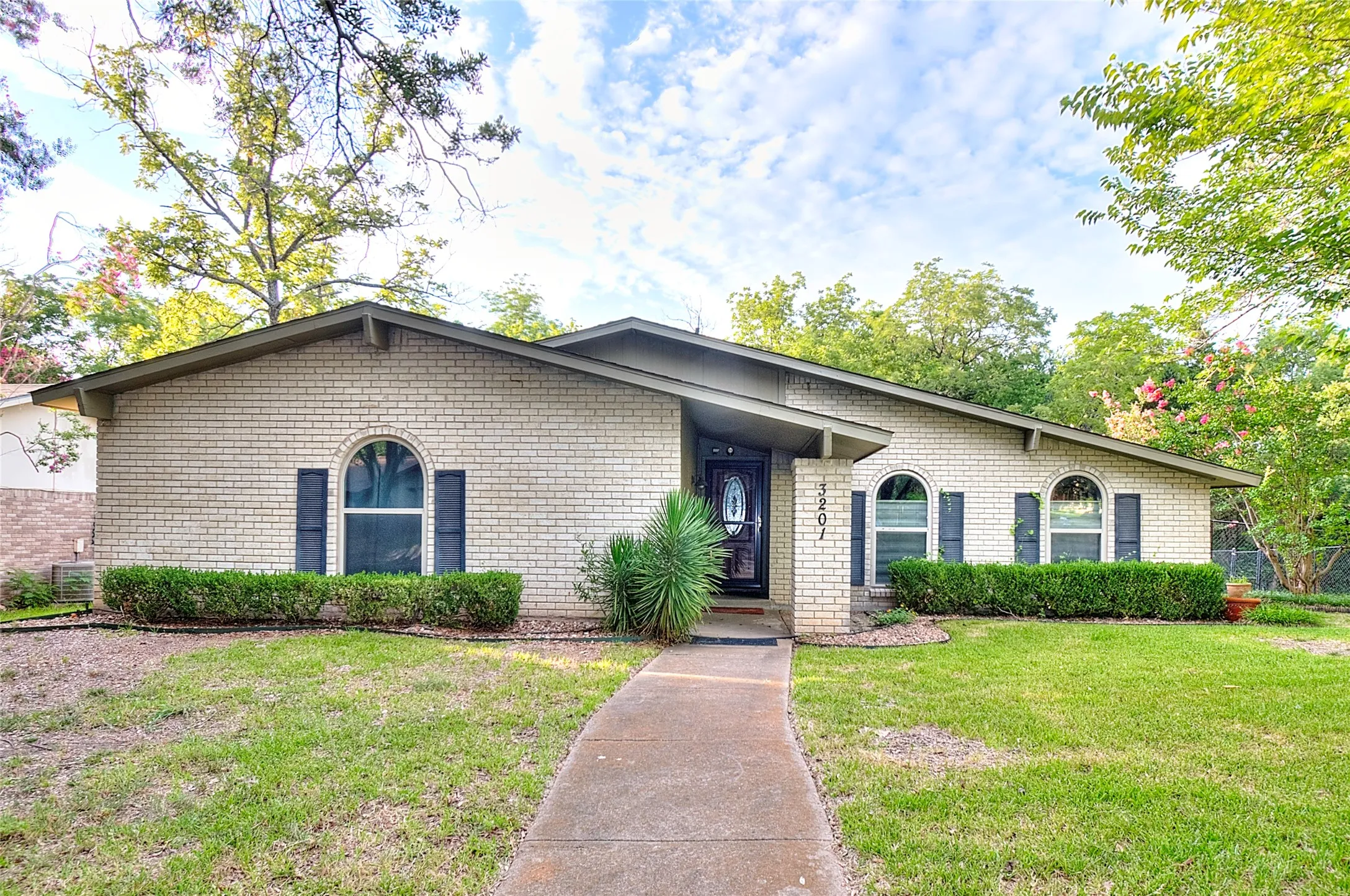 Single Family Residence For Rent in Dallas County , 3201 Christie Circle, Garland, Texas 75044, 3 Bedroom, 2 Bathroom, 2 Garage spaces, 1,989 Sqft, built in 1976, mls#21275881, Real Estate Agent in Garland, Homes For Rent in Dallas county, Homes For Rent in Garland, Realtor in Garland Texas, Real Estate Brokerage Independent Realty Texas, Luminita Cordes Realtor