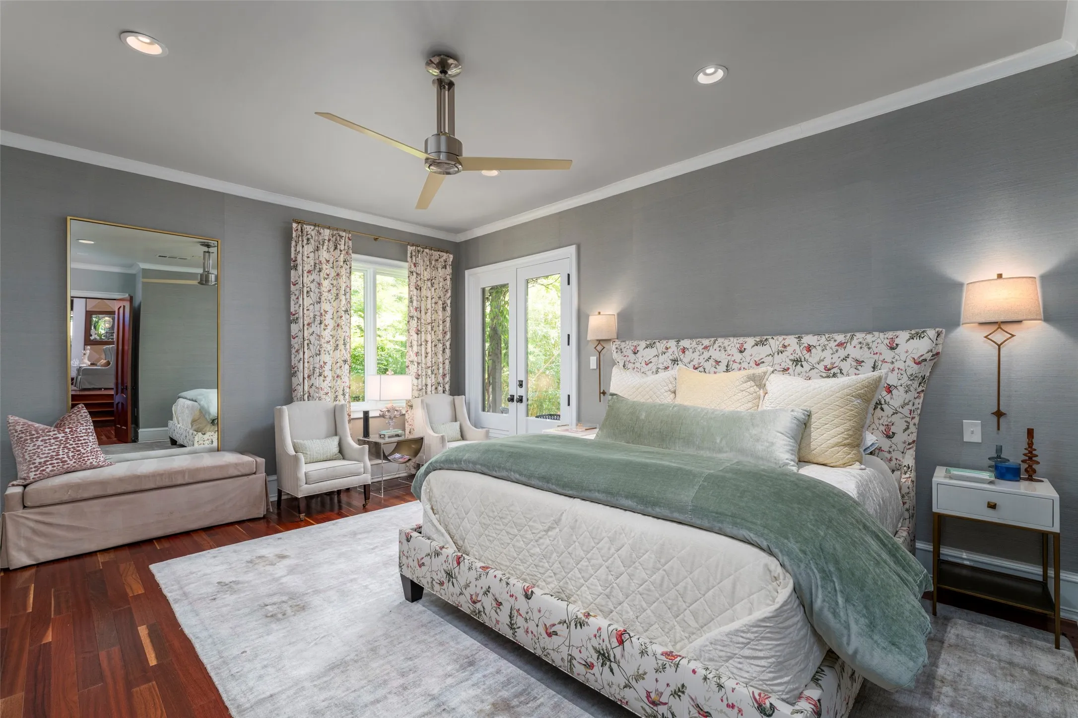 Guest suite down is privately located and has a
lovely view to the garden.