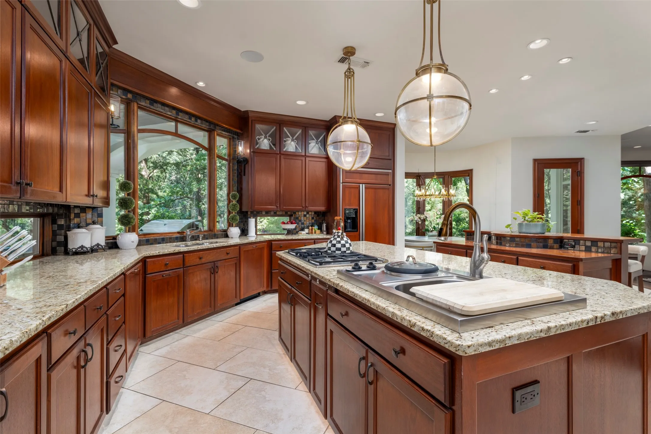 Generous counter space and plentiful storage
accompany this well-equipped, sophisticated
gourmet kitchen.