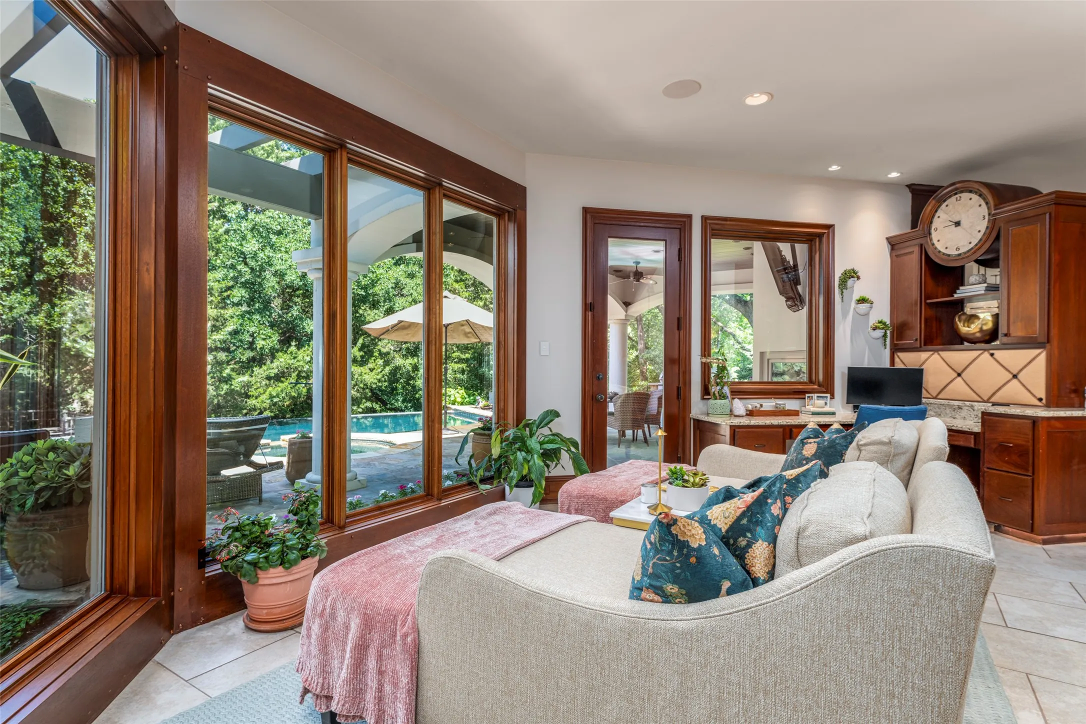 The sitting area off the kitchen has a poolside view
and includes a built-in desk.