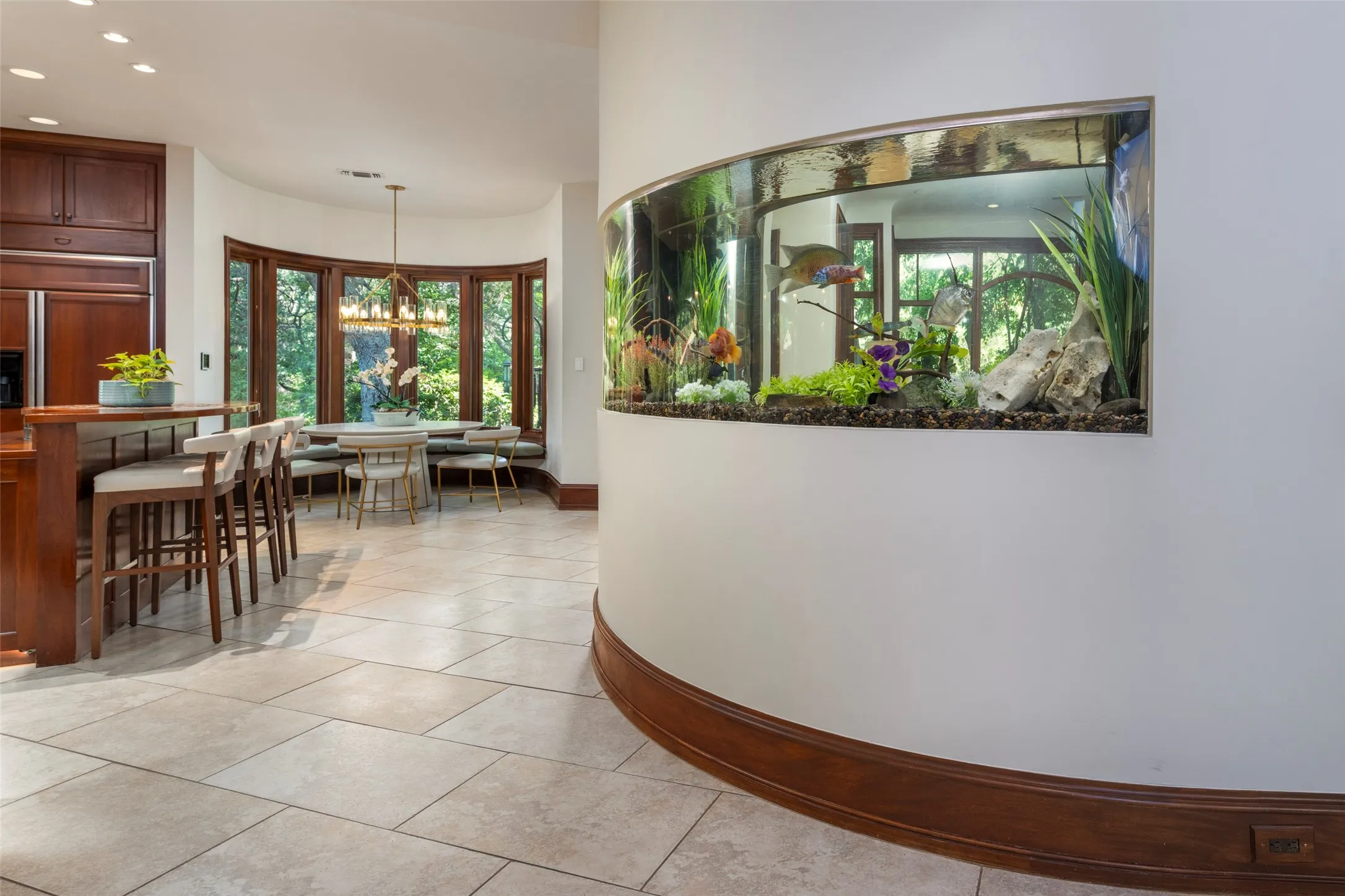 A built-in acquarium with curved frontage and
skillful lighting creates the perfect centerpiece.