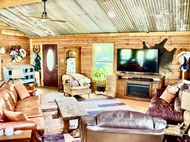 Single Family Residence For Sale in Henderson County , 6033 Gowan Drive, Malakoff, Texas 75148, 6 Bedrooms, 4 Bathrooms, 2 Garage spaces, 4,560 Sqft, built in 2019, Price $1,750,000, mls#21275945, Real Estate Agent in Malakoff, Homes For Sale in Henderson county, Homes For Sale in Malakoff, Realtor in Malakoff Texas, Real Estate Brokerage Independent Realty Texas, Luminita Cordes Realtor