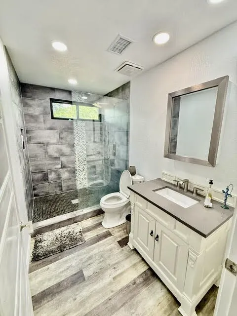 Single Family Residence For Sale in Henderson County , 6033 Gowan Drive, Malakoff, Texas 75148, 6 Bedrooms, 4 Bathrooms, 2 Garage spaces, 4,560 Sqft, built in 2019, Price $1,750,000, mls#21275945, Real Estate Agent in Malakoff, Homes For Sale in Henderson county, Homes For Sale in Malakoff, Realtor in Malakoff Texas, Real Estate Brokerage Independent Realty Texas, Luminita Cordes Realtor