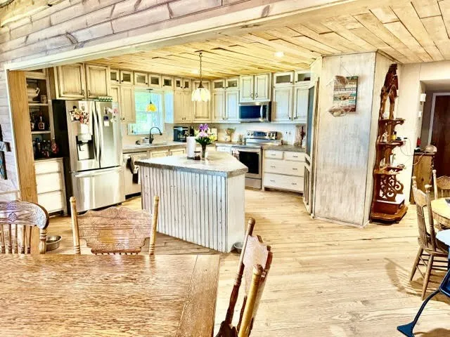 Single Family Residence For Sale in Henderson County , 6033 Gowan Drive, Malakoff, Texas 75148, 6 Bedrooms, 4 Bathrooms, 2 Garage spaces, 4,560 Sqft, built in 2019, Price $1,750,000, mls#21275945, Real Estate Agent in Malakoff, Homes For Sale in Henderson county, Homes For Sale in Malakoff, Realtor in Malakoff Texas, Real Estate Brokerage Independent Realty Texas, Luminita Cordes Realtor