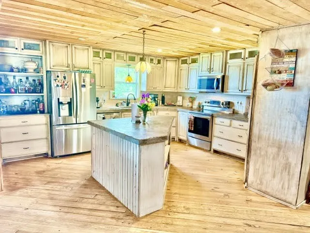 Single Family Residence For Sale in Henderson County , 6033 Gowan Drive, Malakoff, Texas 75148, 6 Bedrooms, 4 Bathrooms, 2 Garage spaces, 4,560 Sqft, built in 2019, Price $1,750,000, mls#21275945, Real Estate Agent in Malakoff, Homes For Sale in Henderson county, Homes For Sale in Malakoff, Realtor in Malakoff Texas, Real Estate Brokerage Independent Realty Texas, Luminita Cordes Realtor