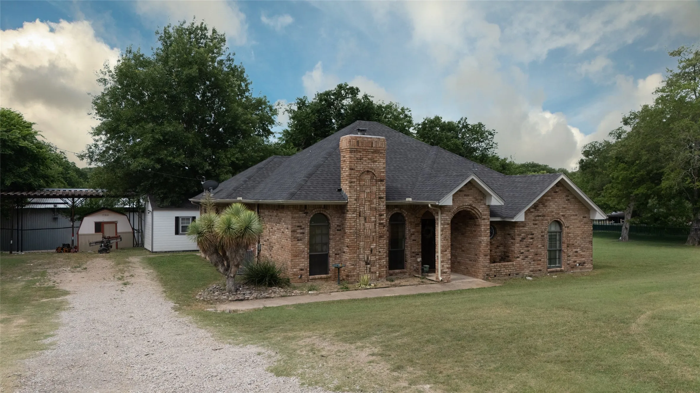 Single Family Residence For Sale in Ellis County , 130 Bells Chapel Road, Waxahachie, Texas 75165, 3 Bedroom, 2 Bathroom, Garage spaces, 1,823 Sqft, built in 1988, mls#21245081, Real Estate Agent in Waxahachie, Homes For Sale in Ellis county, Homes For Sale in Waxahachie, Realtor in Waxahachie Texas, Real Estate Brokerage Independent Realty Texas, Luminita Cordes Realtor
