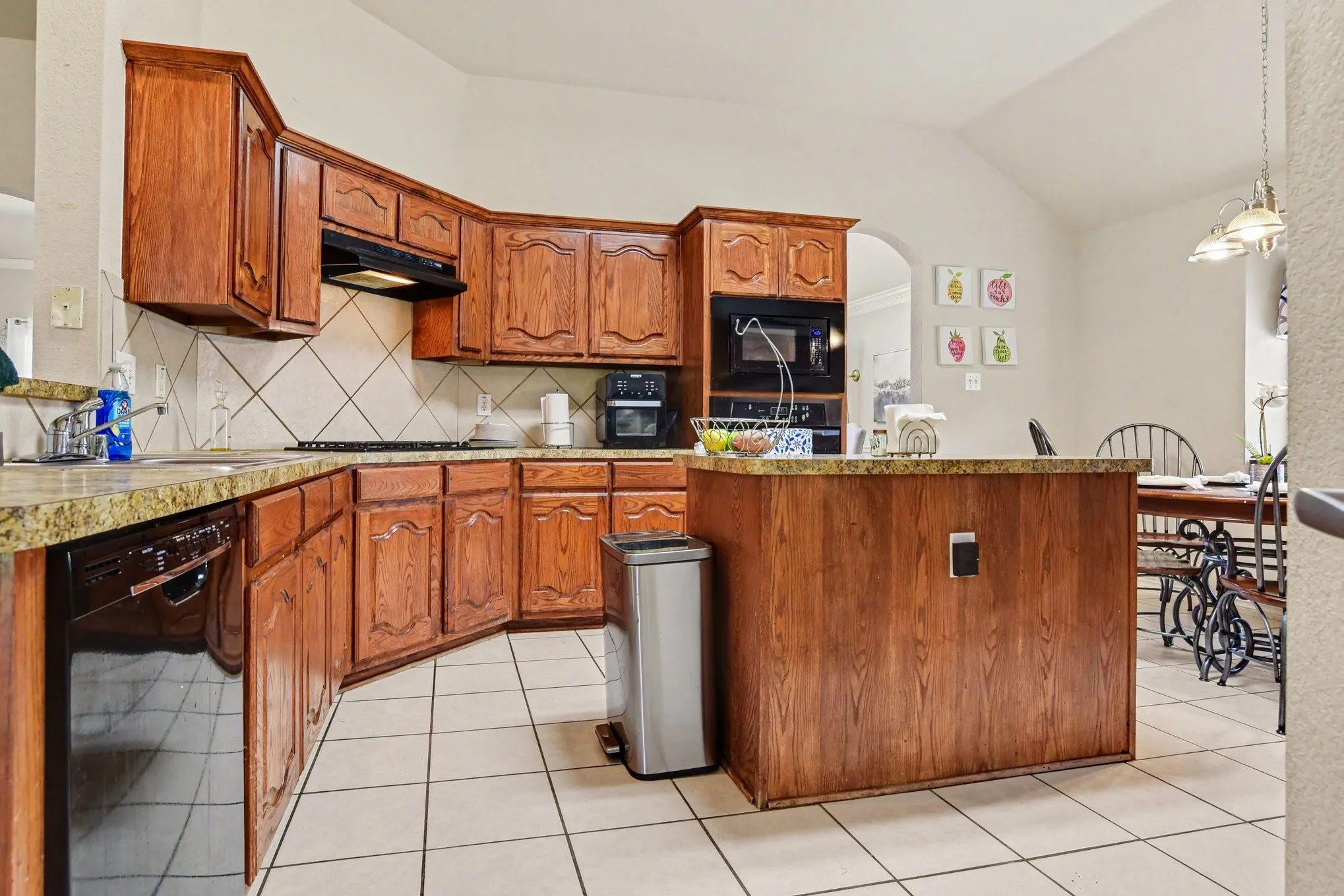 Single Family Residence For Sale in Dallas County , 3210 Silver Springs Way, Rowlett, Texas 75089, 4 Bedroom, 3 Bathroom, 2 Garage spaces, 2,920 Sqft, built in 2006, Price $399,000, mls#21275970, Real Estate Agent in Rowlett, Homes For Sale in Dallas county, Homes For Sale in Rowlett, Realtor in Rowlett Texas, Real Estate Brokerage Independent Realty Texas, Luminita Cordes Realtor