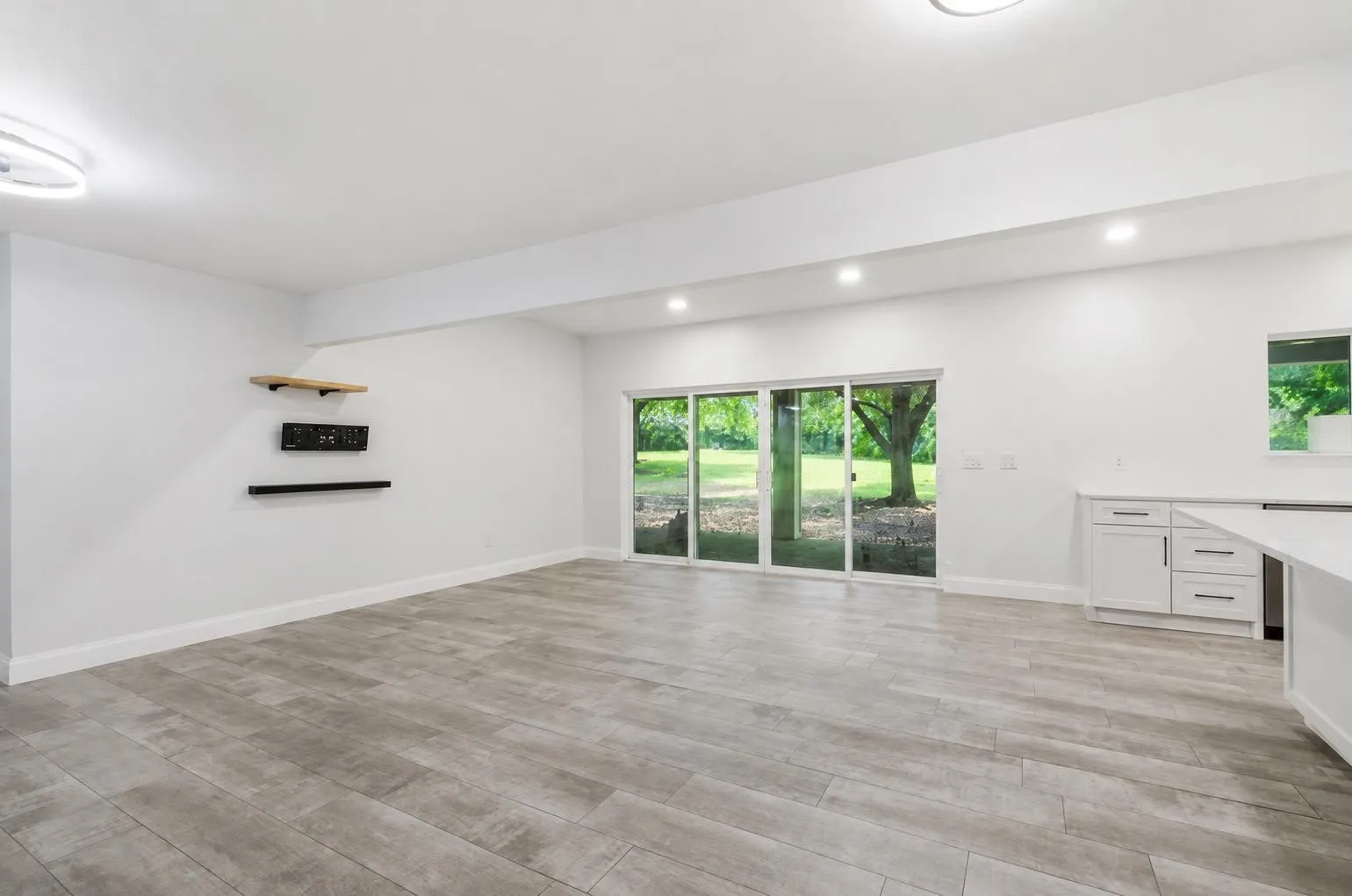 Single Family Residence For Sale in Tarrant County , 714 S Deerfield Circle, Arlington, Texas 76015, 4 Bedroom, 2 Bathroom, 1 Garage spaces, 2,281 Sqft, built in 1972, mls#21276003, Real Estate Agent in Arlington, Homes For Sale in Tarrant county, Homes For Sale in Arlington, Realtor in Arlington Texas, Real Estate Brokerage Independent Realty Texas, Luminita Cordes Realtor