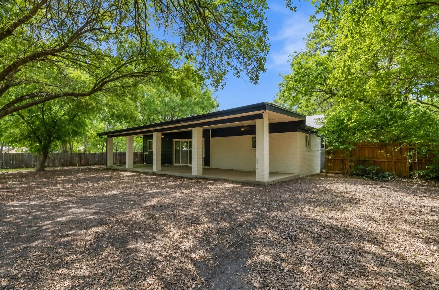 Single Family Residence For Sale in Tarrant County , 714 S Deerfield Circle, Arlington, Texas 76015, 4 Bedroom, 2 Bathroom, 1 Garage spaces, 2,281 Sqft, built in 1972, mls#21276003, Real Estate Agent in Arlington, Homes For Sale in Tarrant county, Homes For Sale in Arlington, Realtor in Arlington Texas, Real Estate Brokerage Independent Realty Texas, Luminita Cordes Realtor