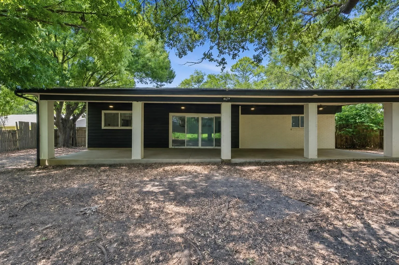 Single Family Residence For Sale in Tarrant County , 714 S Deerfield Circle, Arlington, Texas 76015, 4 Bedroom, 2 Bathroom, 1 Garage spaces, 2,281 Sqft, built in 1972, mls#21276003, Real Estate Agent in Arlington, Homes For Sale in Tarrant county, Homes For Sale in Arlington, Realtor in Arlington Texas, Real Estate Brokerage Independent Realty Texas, Luminita Cordes Realtor