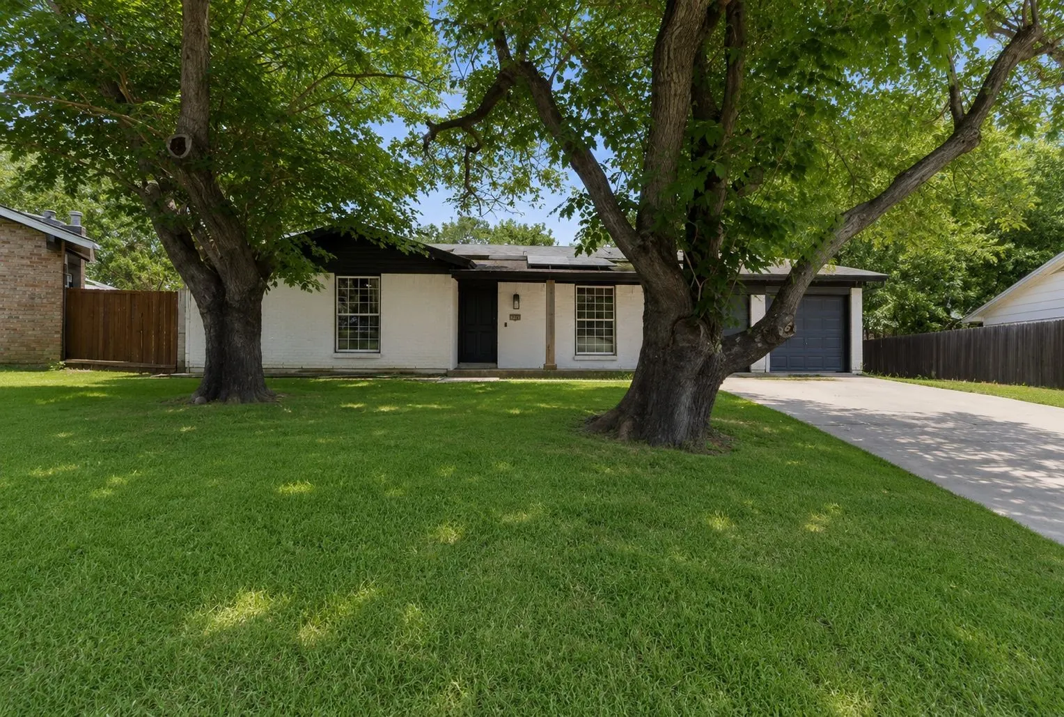 Single Family Residence For Sale in Tarrant County , 714 S Deerfield Circle, Arlington, Texas 76015, 4 Bedroom, 2 Bathroom, 1 Garage spaces, 2,281 Sqft, built in 1972, mls#21276003, Real Estate Agent in Arlington, Homes For Sale in Tarrant county, Homes For Sale in Arlington, Realtor in Arlington Texas, Real Estate Brokerage Independent Realty Texas, Luminita Cordes Realtor