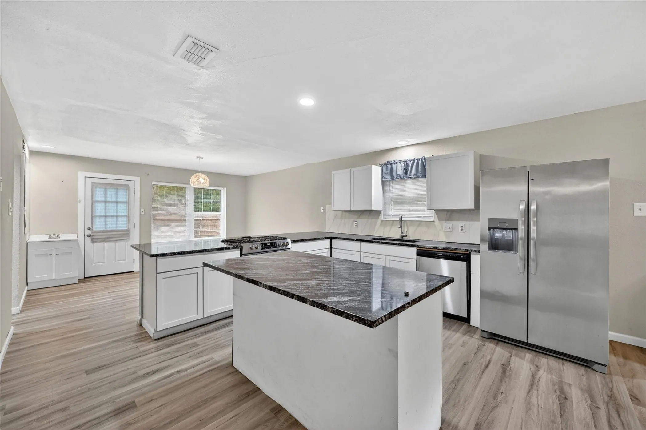 Single Family Residence For Sale in Dallas County , 3025 David Drive, Rowlett, Texas 75088, 4 Bedroom, 2 Bathroom, 2 Garage spaces, 2,176 Sqft, built in 1986, mls#21260607, Real Estate Agent in Rowlett, Homes For Sale in Dallas county, Homes For Sale in Rowlett, Realtor in Rowlett Texas, Real Estate Brokerage Independent Realty Texas, Luminita Cordes Realtor
