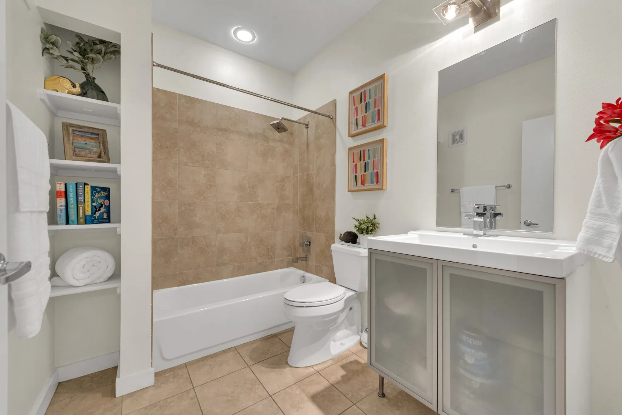 Condominium For Sale in Dallas County , 4040 N Hall Street 304, Dallas, Texas 75219, 2 Bedroom, 2 Bathroom, 1 Garage spaces, 1,201 Sqft, built in 2006, mls#21276017, Real Estate Agent in Dallas, Homes For Sale in Dallas county, Homes For Sale in Dallas, Realtor in Dallas Texas, Real Estate Brokerage Independent Realty Texas, Luminita Cordes Realtor