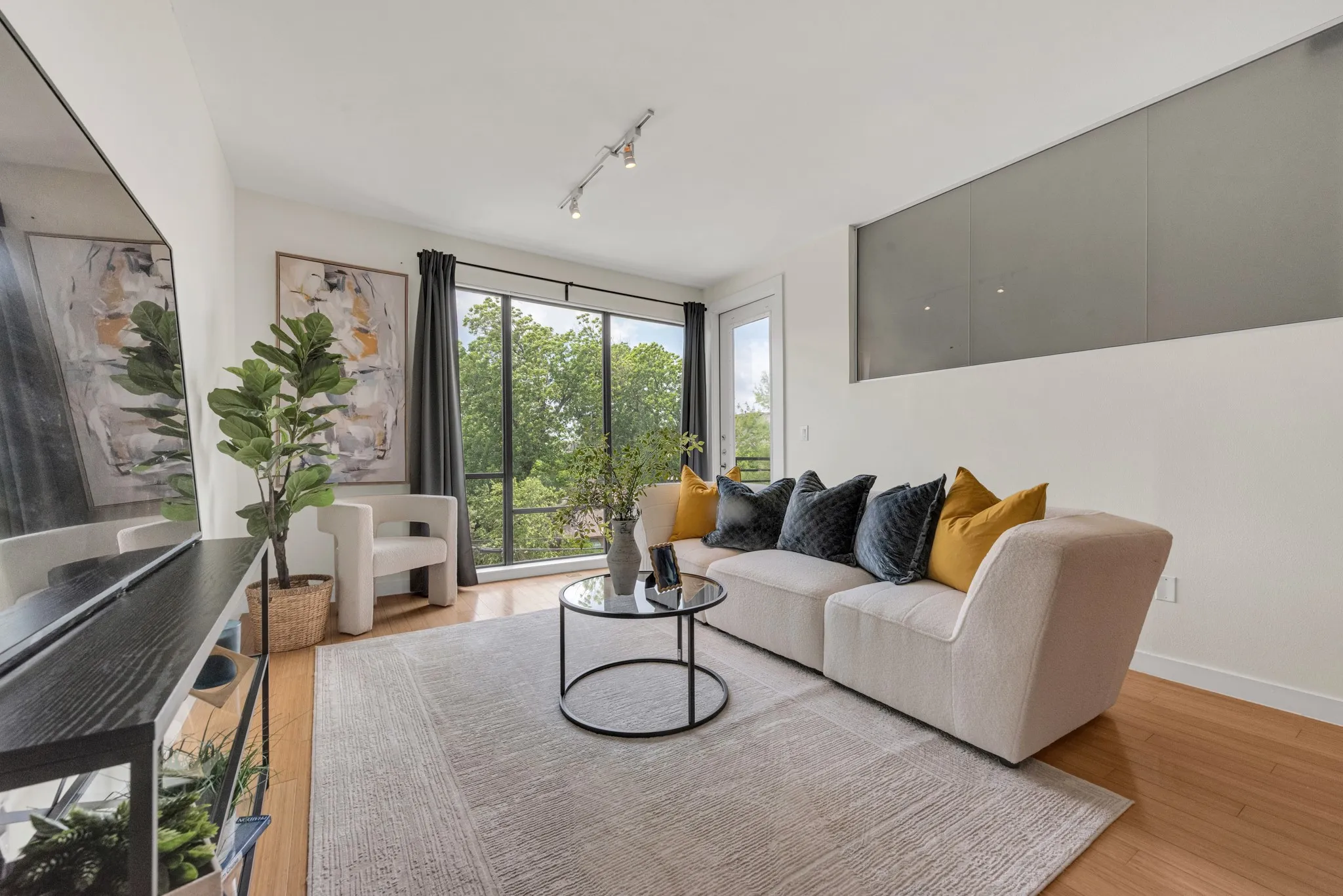 Condominium For Sale in Dallas County , 4040 N Hall Street 304, Dallas, Texas 75219, 2 Bedroom, 2 Bathroom, 1 Garage spaces, 1,201 Sqft, built in 2006, mls#21276017, Real Estate Agent in Dallas, Homes For Sale in Dallas county, Homes For Sale in Dallas, Realtor in Dallas Texas, Real Estate Brokerage Independent Realty Texas, Luminita Cordes Realtor