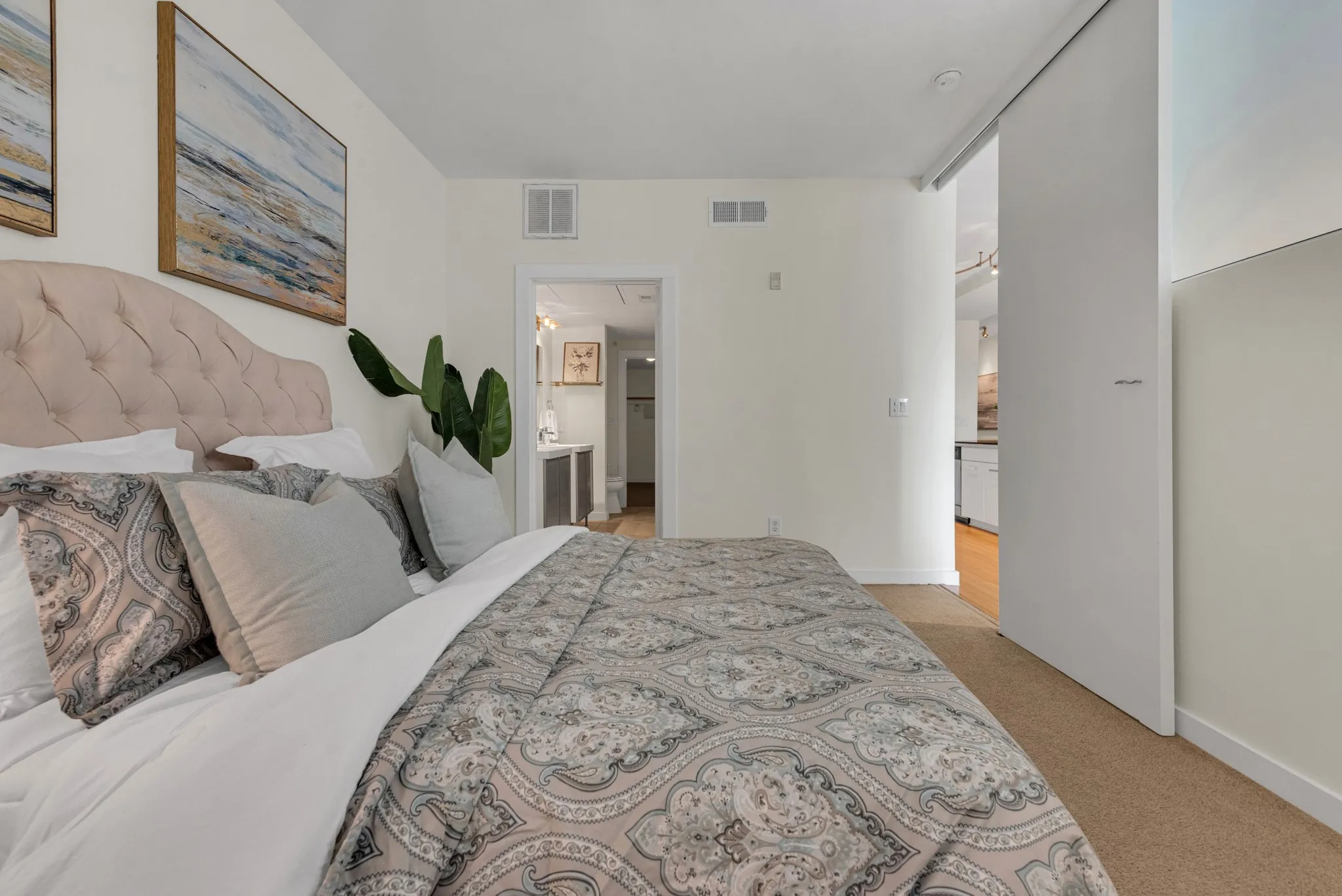 Condominium For Sale in Dallas County , 4040 N Hall Street 304, Dallas, Texas 75219, 2 Bedroom, 2 Bathroom, 1 Garage spaces, 1,201 Sqft, built in 2006, mls#21276017, Real Estate Agent in Dallas, Homes For Sale in Dallas county, Homes For Sale in Dallas, Realtor in Dallas Texas, Real Estate Brokerage Independent Realty Texas, Luminita Cordes Realtor