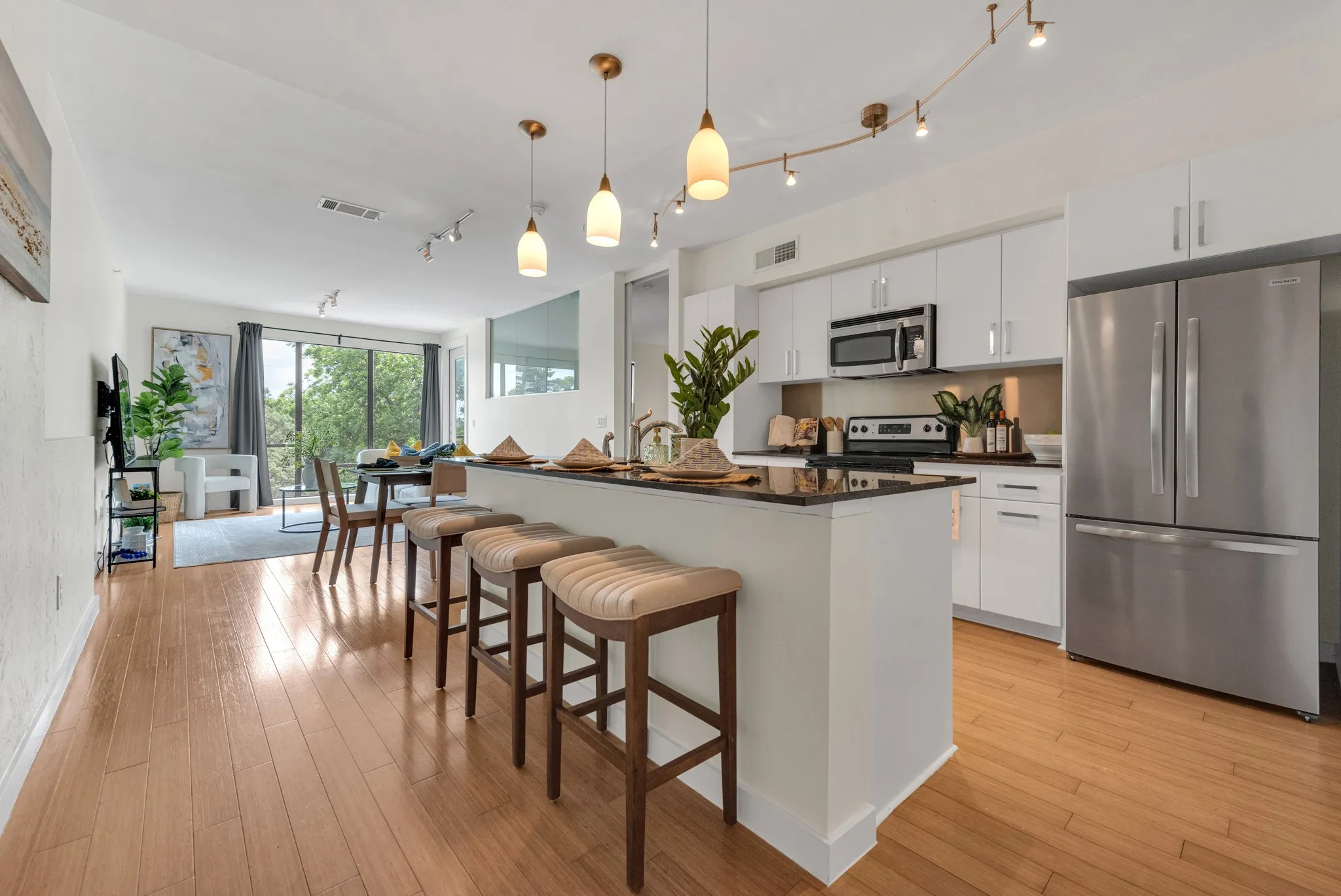 Condominium For Sale in Dallas County , 4040 N Hall Street 304, Dallas, Texas 75219, 2 Bedroom, 2 Bathroom, 1 Garage spaces, 1,201 Sqft, built in 2006, mls#21276017, Real Estate Agent in Dallas, Homes For Sale in Dallas county, Homes For Sale in Dallas, Realtor in Dallas Texas, Real Estate Brokerage Independent Realty Texas, Luminita Cordes Realtor