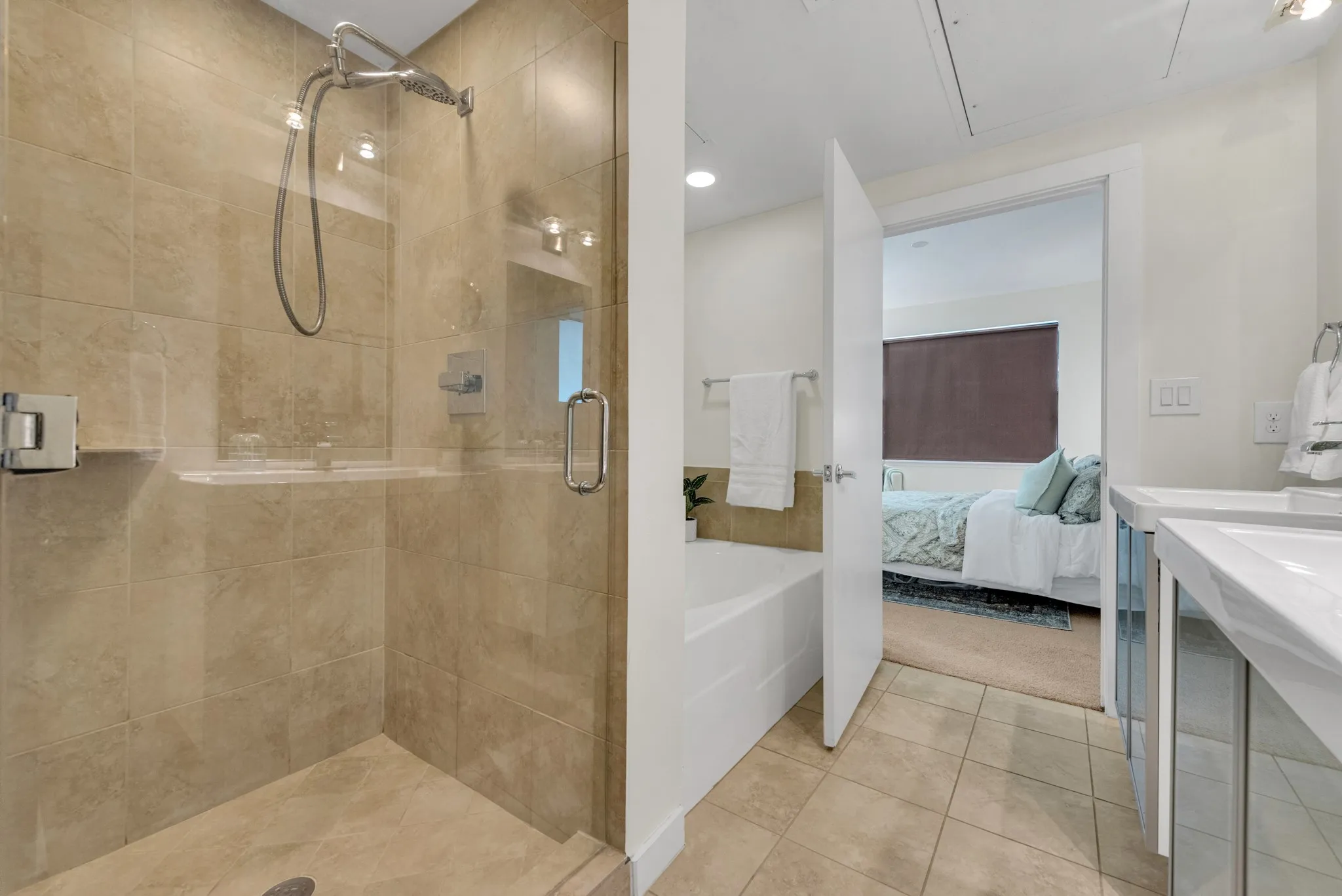 Condominium For Sale in Dallas County , 4040 N Hall Street 304, Dallas, Texas 75219, 2 Bedroom, 2 Bathroom, 1 Garage spaces, 1,201 Sqft, built in 2006, mls#21276017, Real Estate Agent in Dallas, Homes For Sale in Dallas county, Homes For Sale in Dallas, Realtor in Dallas Texas, Real Estate Brokerage Independent Realty Texas, Luminita Cordes Realtor