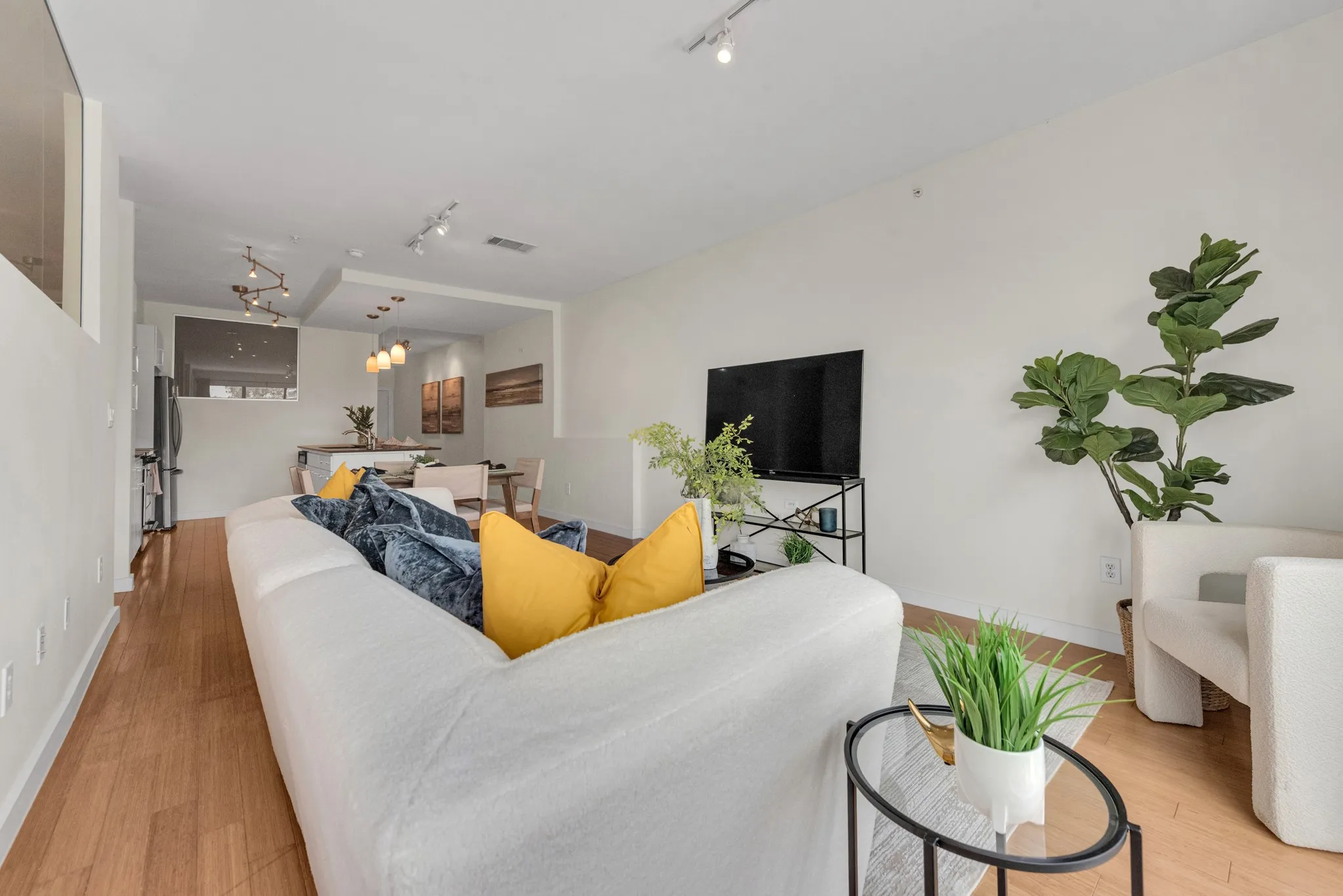 Condominium For Sale in Dallas County , 4040 N Hall Street 304, Dallas, Texas 75219, 2 Bedroom, 2 Bathroom, 1 Garage spaces, 1,201 Sqft, built in 2006, mls#21276017, Real Estate Agent in Dallas, Homes For Sale in Dallas county, Homes For Sale in Dallas, Realtor in Dallas Texas, Real Estate Brokerage Independent Realty Texas, Luminita Cordes Realtor