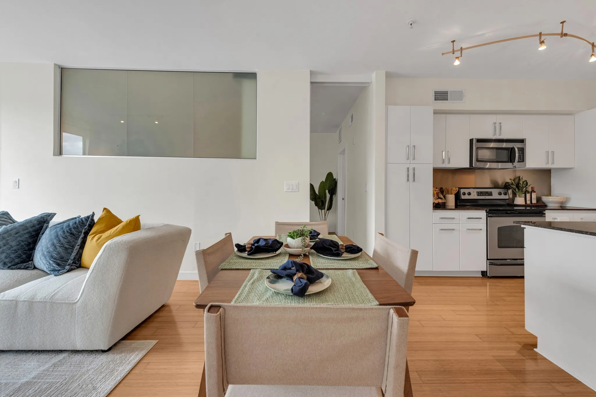 Condominium For Sale in Dallas County , 4040 N Hall Street 304, Dallas, Texas 75219, 2 Bedroom, 2 Bathroom, 1 Garage spaces, 1,201 Sqft, built in 2006, mls#21276017, Real Estate Agent in Dallas, Homes For Sale in Dallas county, Homes For Sale in Dallas, Realtor in Dallas Texas, Real Estate Brokerage Independent Realty Texas, Luminita Cordes Realtor