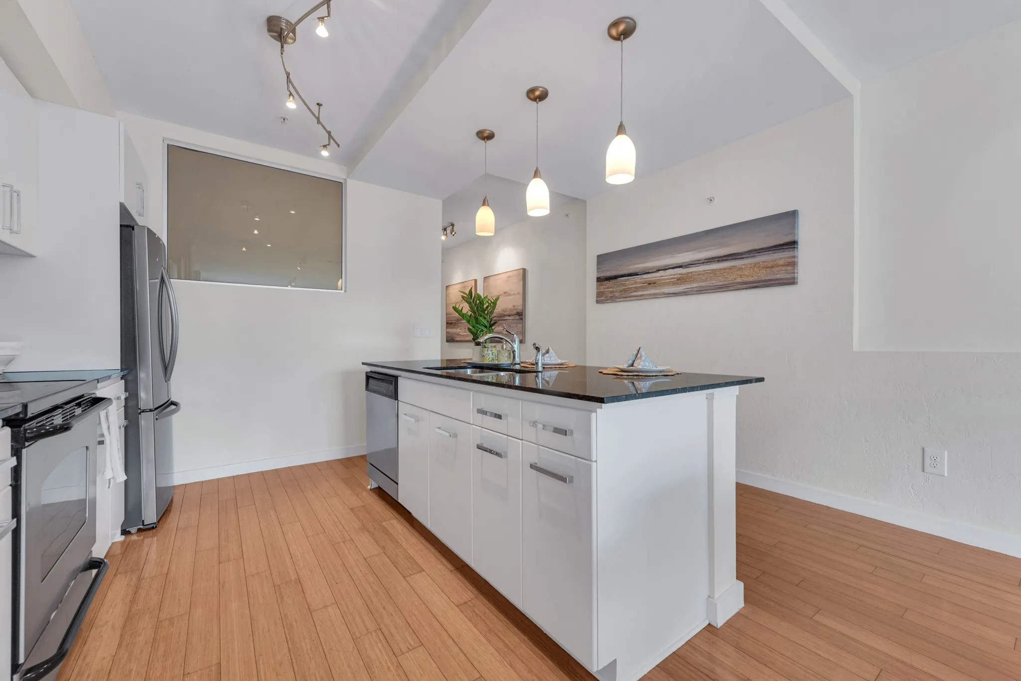 Condominium For Sale in Dallas County , 4040 N Hall Street 304, Dallas, Texas 75219, 2 Bedroom, 2 Bathroom, 1 Garage spaces, 1,201 Sqft, built in 2006, mls#21276017, Real Estate Agent in Dallas, Homes For Sale in Dallas county, Homes For Sale in Dallas, Realtor in Dallas Texas, Real Estate Brokerage Independent Realty Texas, Luminita Cordes Realtor