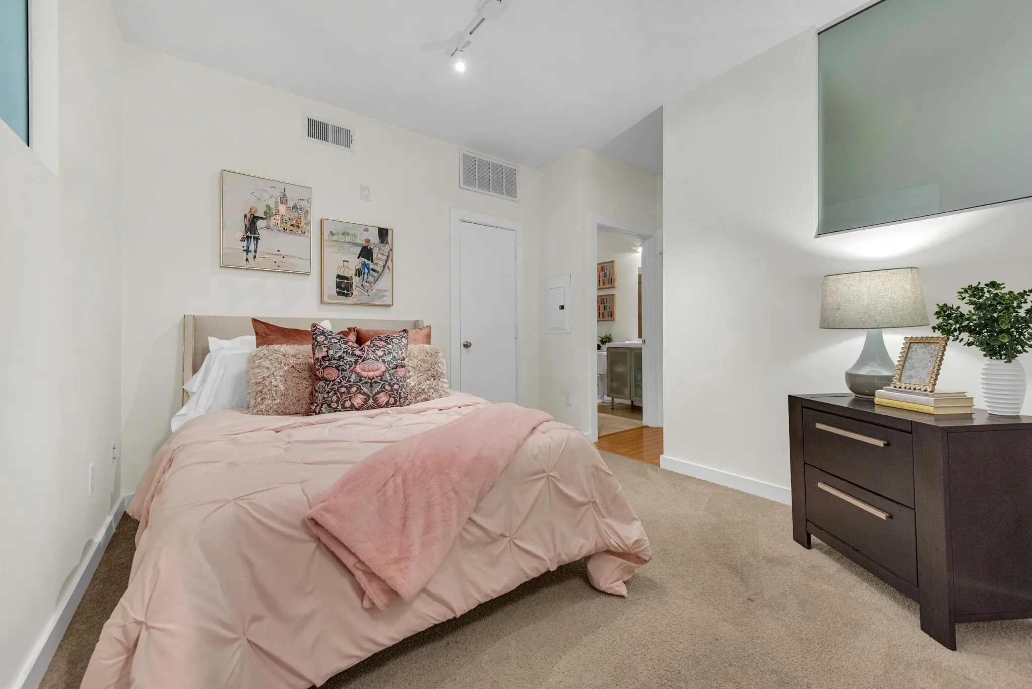 Condominium For Sale in Dallas County , 4040 N Hall Street 304, Dallas, Texas 75219, 2 Bedroom, 2 Bathroom, 1 Garage spaces, 1,201 Sqft, built in 2006, mls#21276017, Real Estate Agent in Dallas, Homes For Sale in Dallas county, Homes For Sale in Dallas, Realtor in Dallas Texas, Real Estate Brokerage Independent Realty Texas, Luminita Cordes Realtor