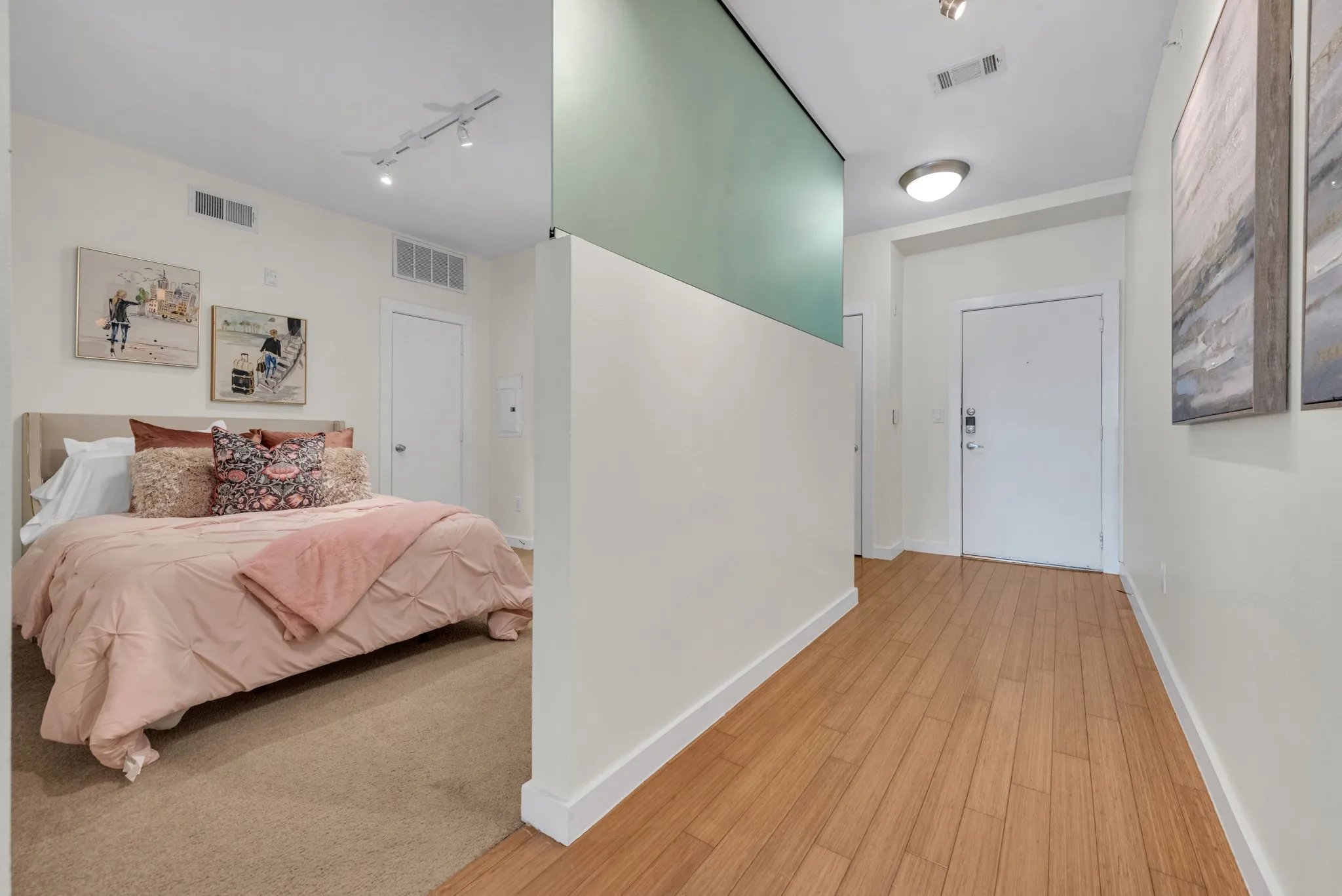 Condominium For Sale in Dallas County , 4040 N Hall Street 304, Dallas, Texas 75219, 2 Bedroom, 2 Bathroom, 1 Garage spaces, 1,201 Sqft, built in 2006, mls#21276017, Real Estate Agent in Dallas, Homes For Sale in Dallas county, Homes For Sale in Dallas, Realtor in Dallas Texas, Real Estate Brokerage Independent Realty Texas, Luminita Cordes Realtor