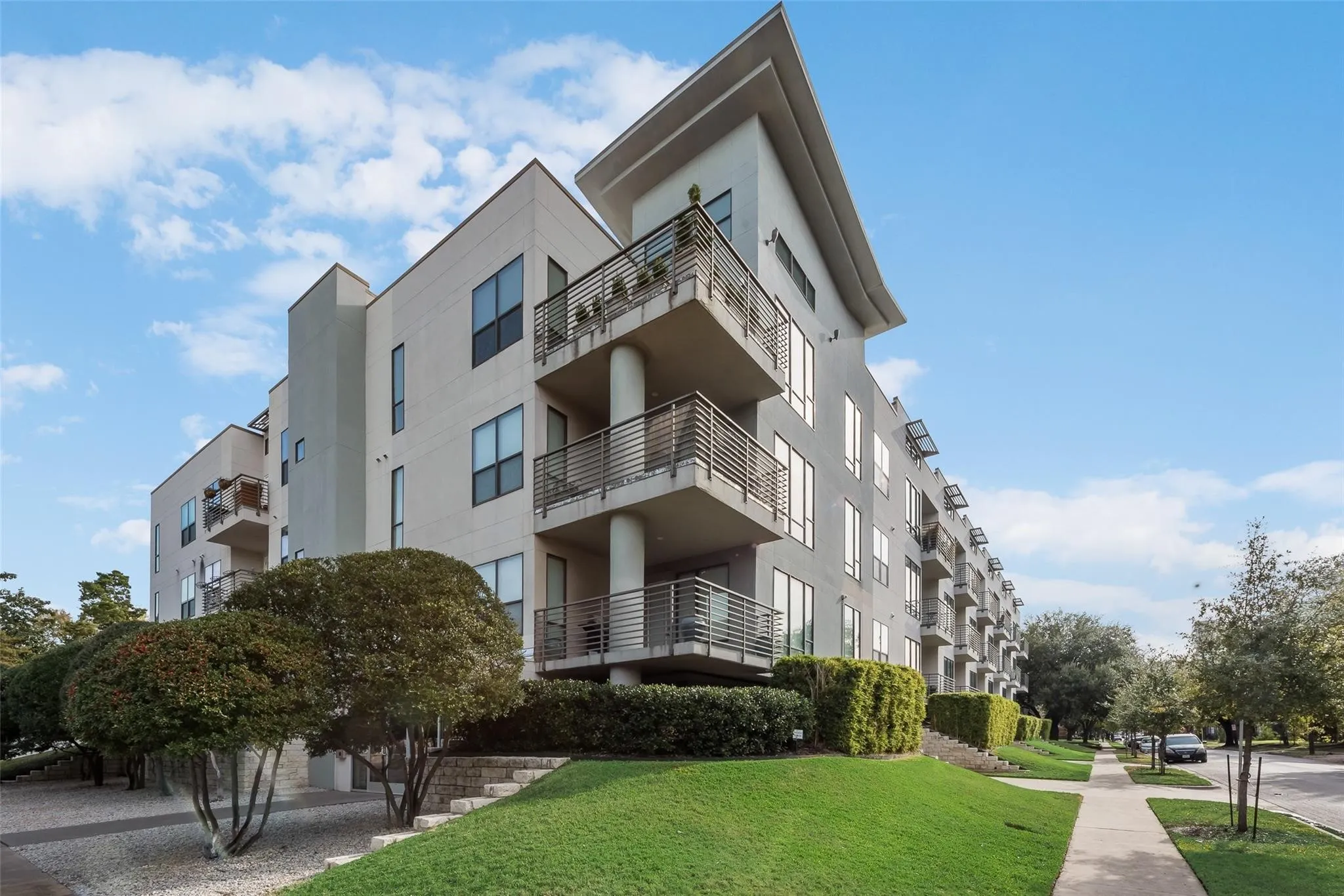 Condominium For Sale in Dallas County , 4040 N Hall Street 304, Dallas, Texas 75219, 2 Bedroom, 2 Bathroom, 1 Garage spaces, 1,201 Sqft, built in 2006, mls#21276017, Real Estate Agent in Dallas, Homes For Sale in Dallas county, Homes For Sale in Dallas, Realtor in Dallas Texas, Real Estate Brokerage Independent Realty Texas, Luminita Cordes Realtor