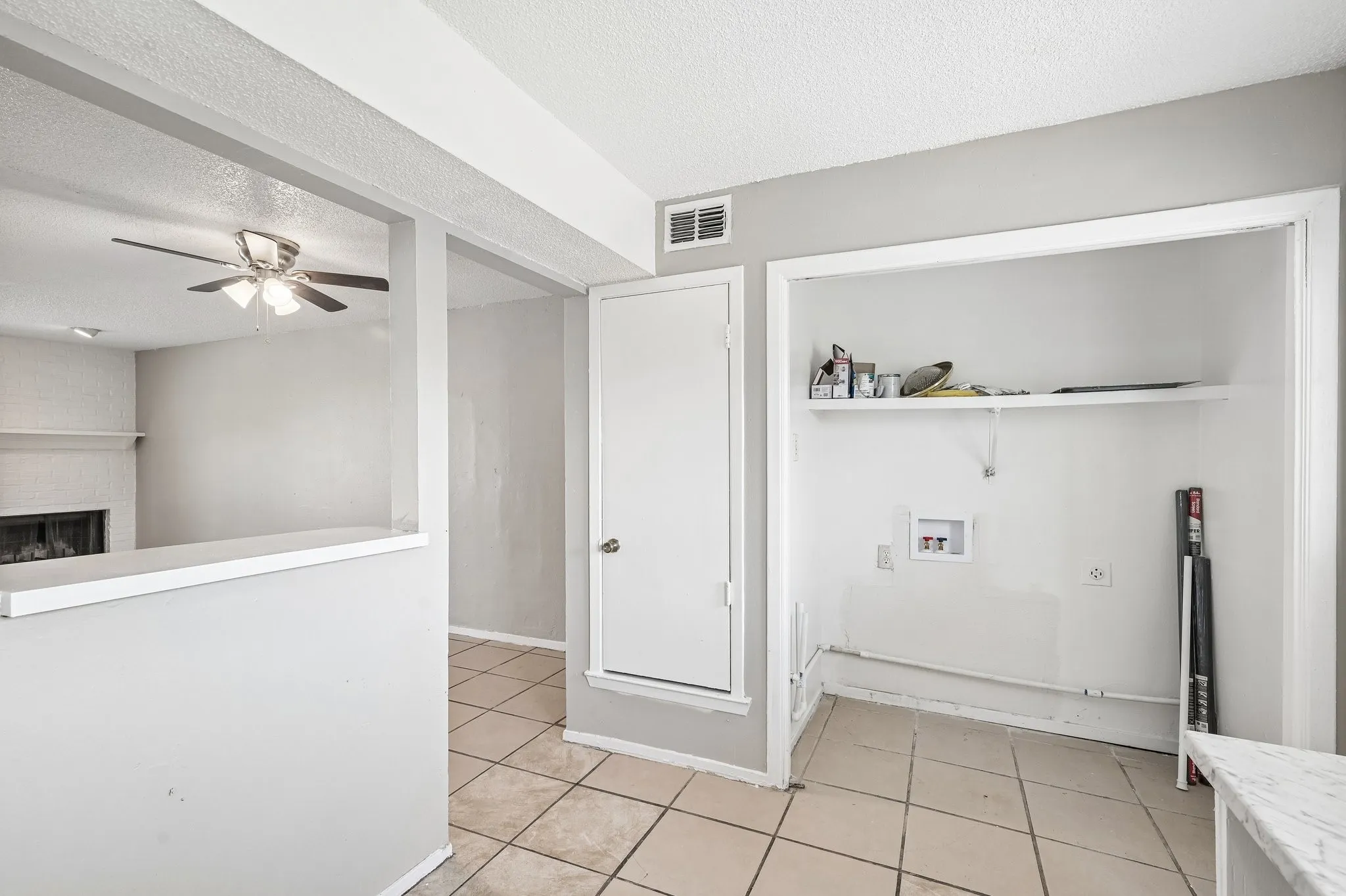 2813 Laundry off kitchen