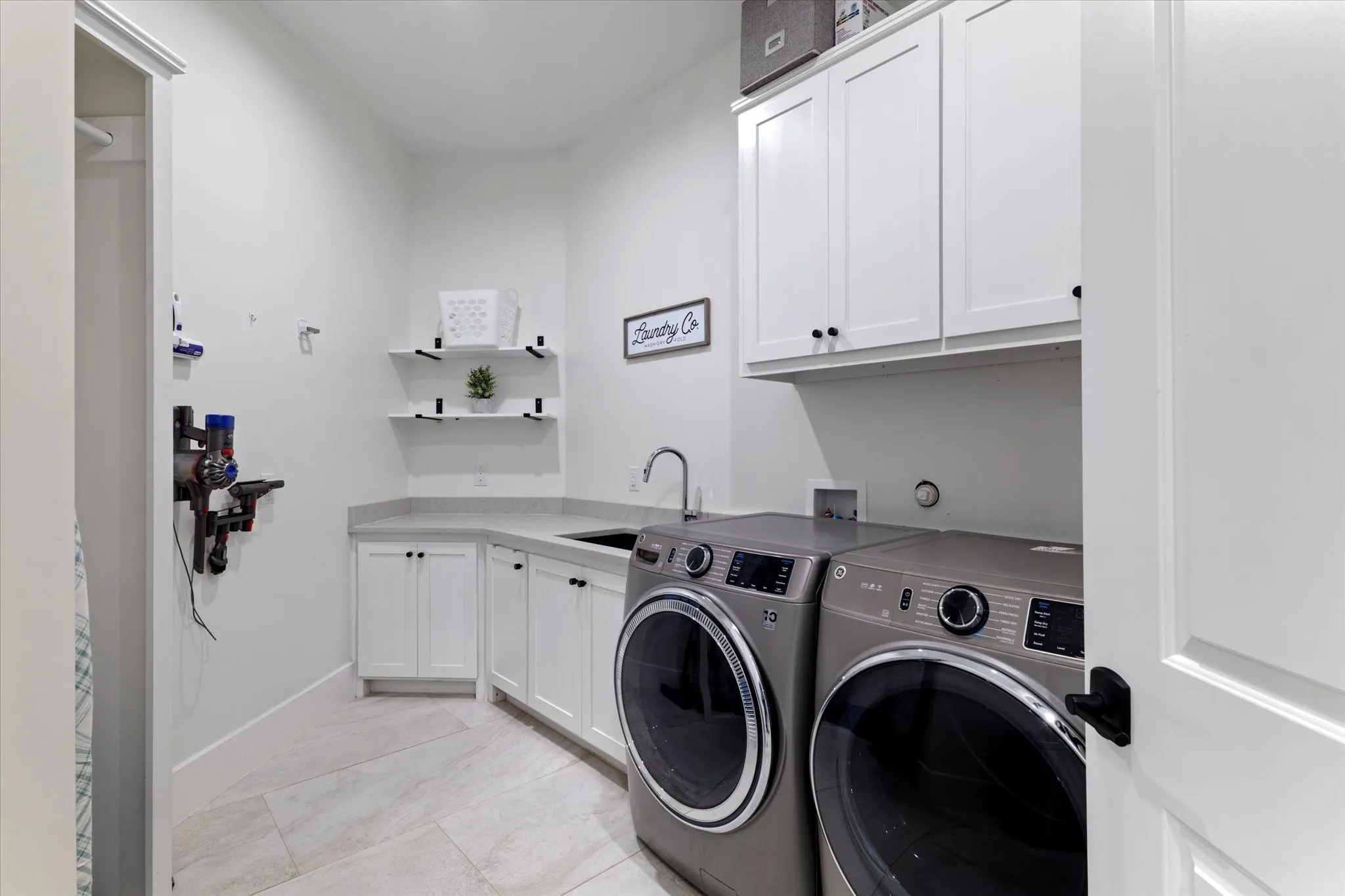 Single Family Residence For Rent in Kaufman County , 8791 Southern Shore Court, Kemp, Texas 75143, 5 Bedroom, 6 Bathroom, 2 Garage spaces, 4,600 Sqft, built in 2020, mls#21276068, Real Estate Agent in Kemp, Homes For Rent in Kaufman county, Homes For Rent in Kemp, Realtor in Kemp Texas, Real Estate Brokerage Independent Realty Texas, Luminita Cordes Realtor