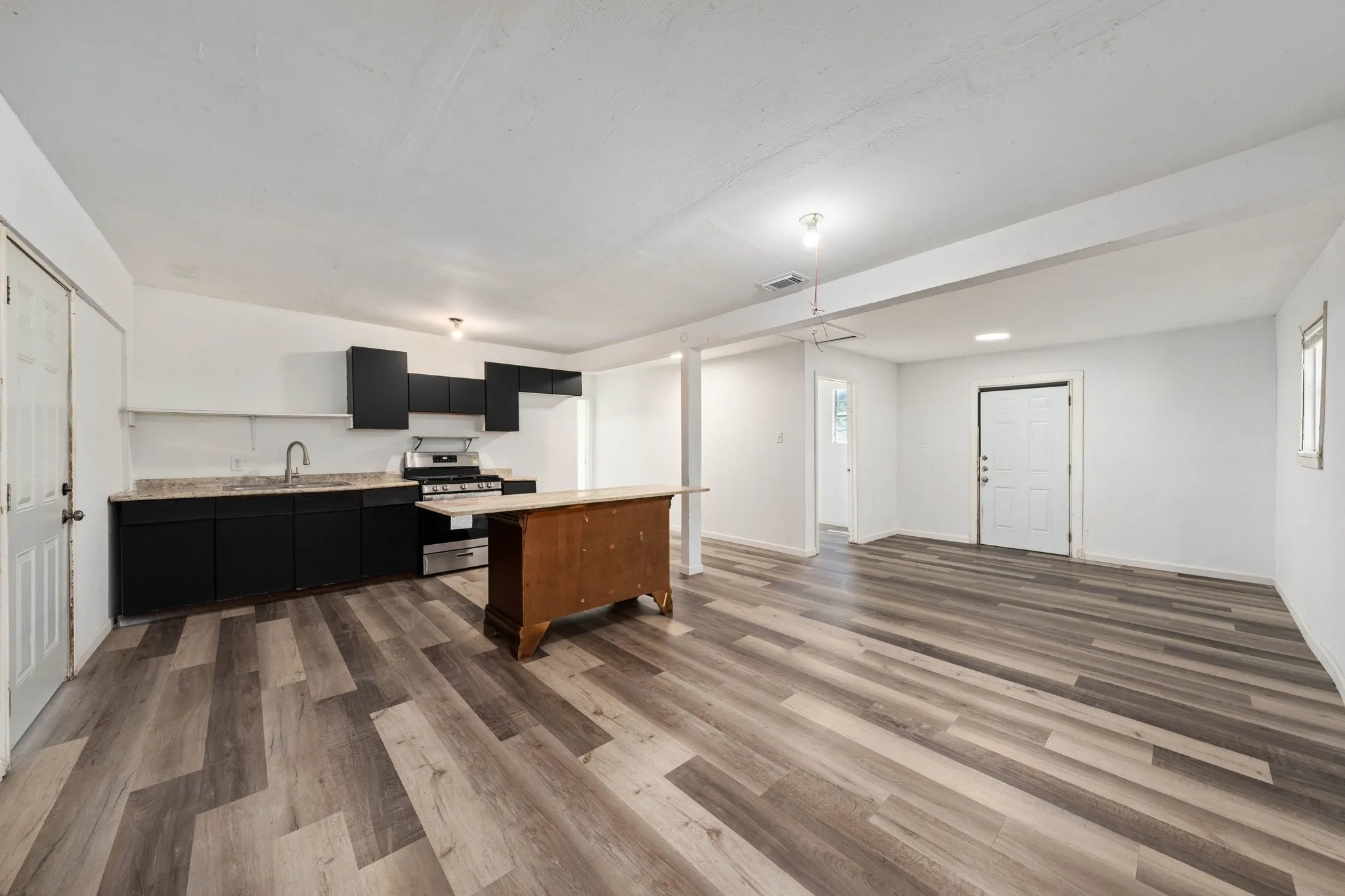 Single Family Residence For Sale in Dallas County , 1623 Fresno Street, Dallas, Texas 75217, 6 Bedroom, 2 Bathroom, Garage spaces, 2,194 Sqft, built in 1954, mls#21268937, Real Estate Agent in Dallas, Homes For Sale in Dallas county, Homes For Sale in Dallas, Realtor in Dallas Texas, Real Estate Brokerage Independent Realty Texas, Luminita Cordes Realtor