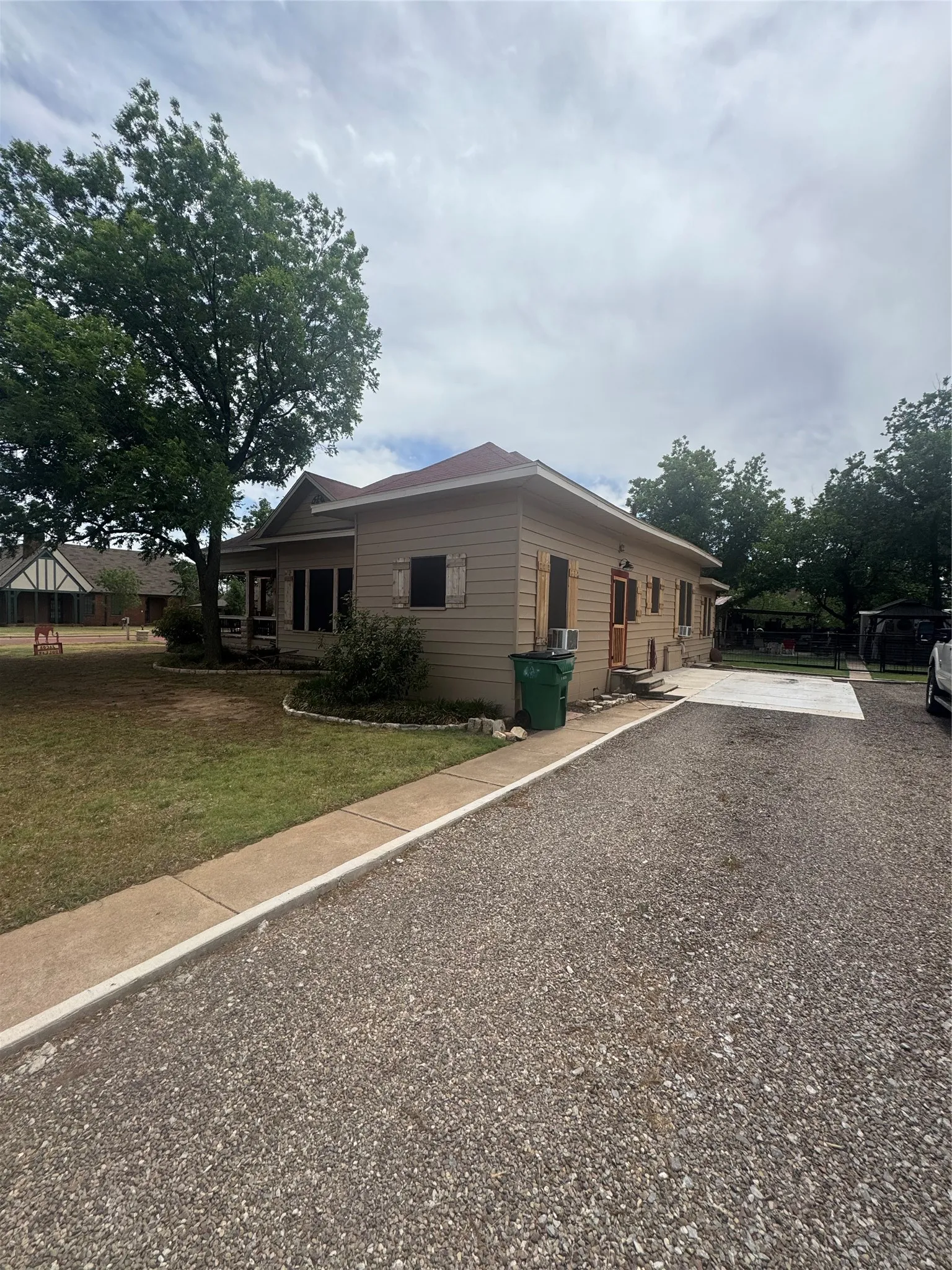 Single Family Residence For Sale in Hardeman County , 400 Cain Street, Quanah, Texas 79252, 3 Bedroom, 1 Bathroom, 2 Garage spaces, 1,941 Sqft, built in 1909, mls#21276094, Real Estate Agent in Quanah, Homes For Sale in Hardeman county, Homes For Sale in Quanah, Realtor in Quanah Texas, Real Estate Brokerage Independent Realty Texas, Luminita Cordes Realtor