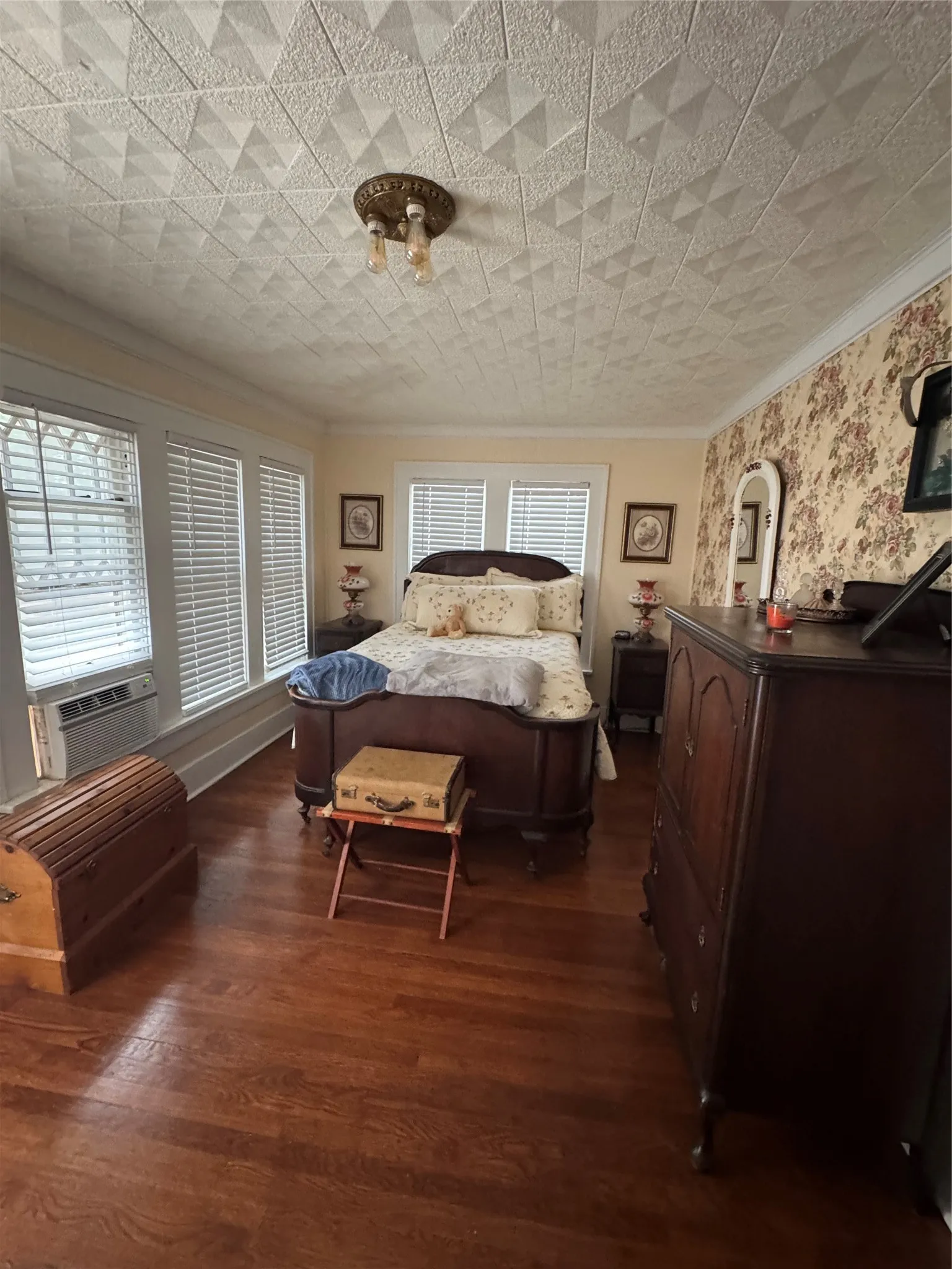 Single Family Residence For Sale in Hardeman County , 400 Cain Street, Quanah, Texas 79252, 3 Bedroom, 1 Bathroom, 2 Garage spaces, 1,941 Sqft, built in 1909, mls#21276094, Real Estate Agent in Quanah, Homes For Sale in Hardeman county, Homes For Sale in Quanah, Realtor in Quanah Texas, Real Estate Brokerage Independent Realty Texas, Luminita Cordes Realtor