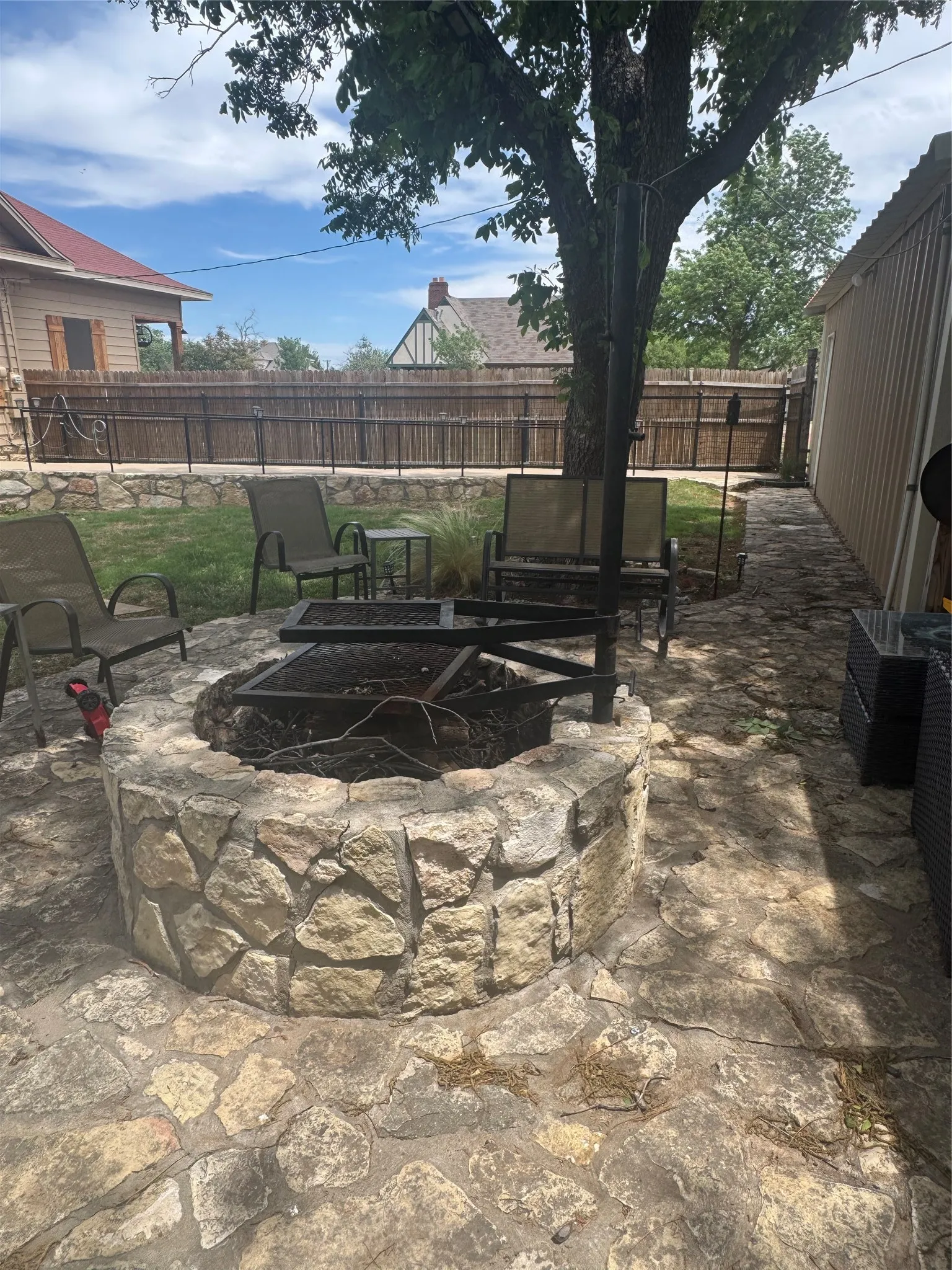 Single Family Residence For Sale in Hardeman County , 400 Cain Street, Quanah, Texas 79252, 3 Bedroom, 1 Bathroom, 2 Garage spaces, 1,941 Sqft, built in 1909, mls#21276094, Real Estate Agent in Quanah, Homes For Sale in Hardeman county, Homes For Sale in Quanah, Realtor in Quanah Texas, Real Estate Brokerage Independent Realty Texas, Luminita Cordes Realtor