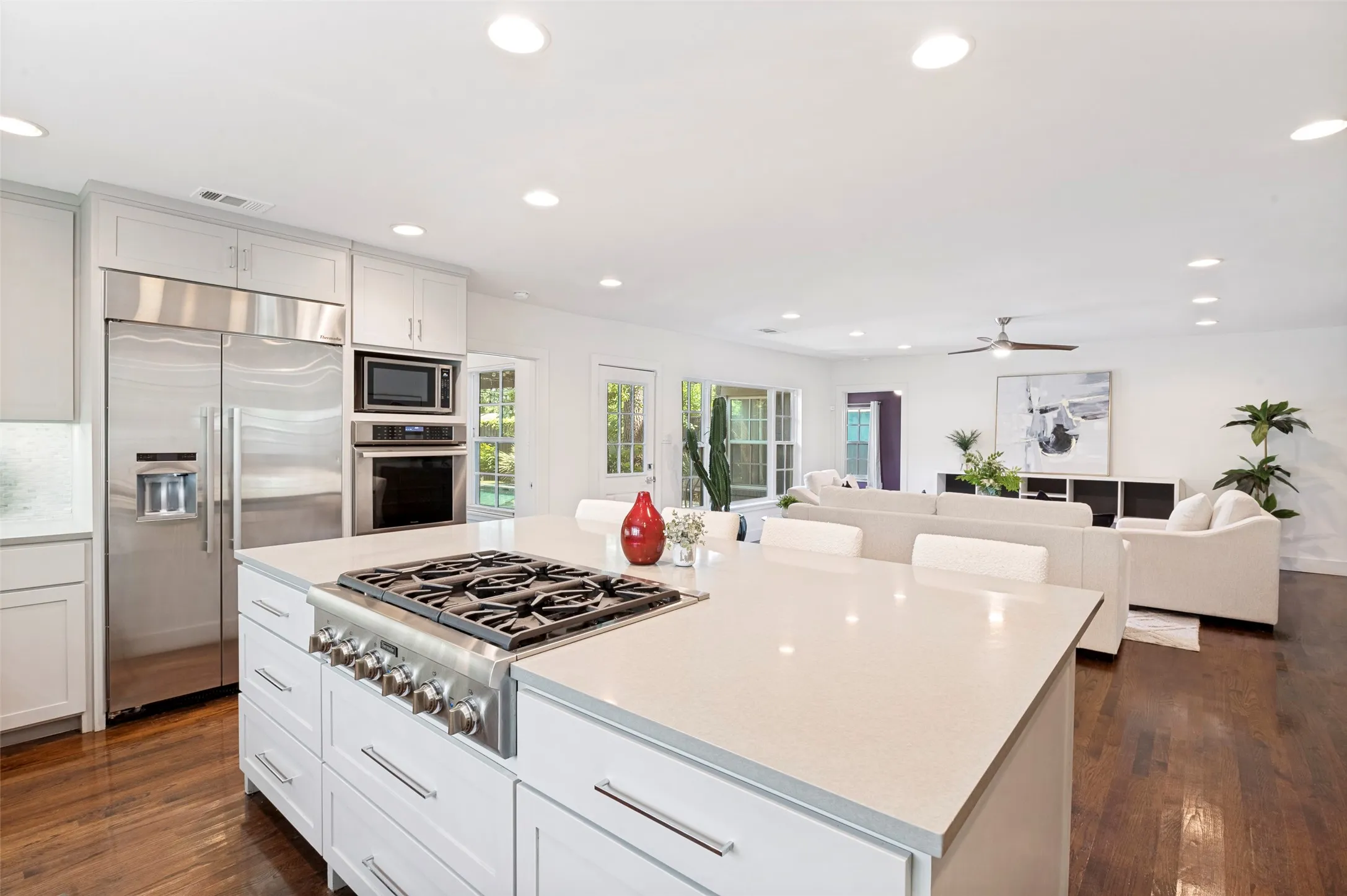 Single Family Residence For Sale in Dallas County , 1518 Oak Knoll Street, Dallas, Texas 75208, 4 Bedroom, 4 Bathroom, 2 Garage spaces, 3,180 Sqft, built in 1948, mls#21275380, Real Estate Agent in Dallas, Homes For Sale in Dallas county, Homes For Sale in Dallas, Realtor in Dallas Texas, Real Estate Brokerage Independent Realty Texas, Luminita Cordes Realtor