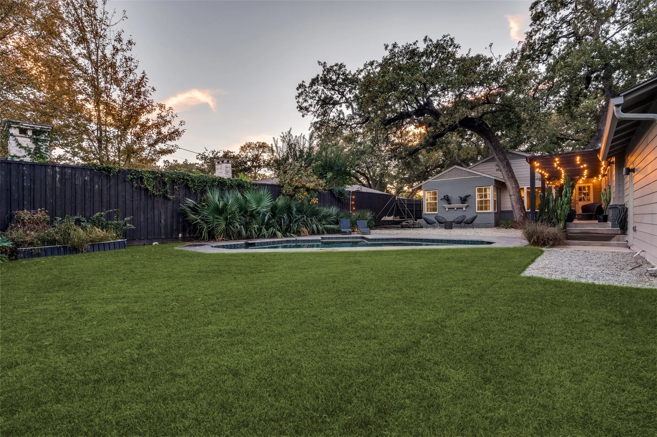 Single Family Residence For Sale in Dallas County , 1518 Oak Knoll Street, Dallas, Texas 75208, 4 Bedroom, 4 Bathroom, 2 Garage spaces, 3,180 Sqft, built in 1948, mls#21275380, Real Estate Agent in Dallas, Homes For Sale in Dallas county, Homes For Sale in Dallas, Realtor in Dallas Texas, Real Estate Brokerage Independent Realty Texas, Luminita Cordes Realtor