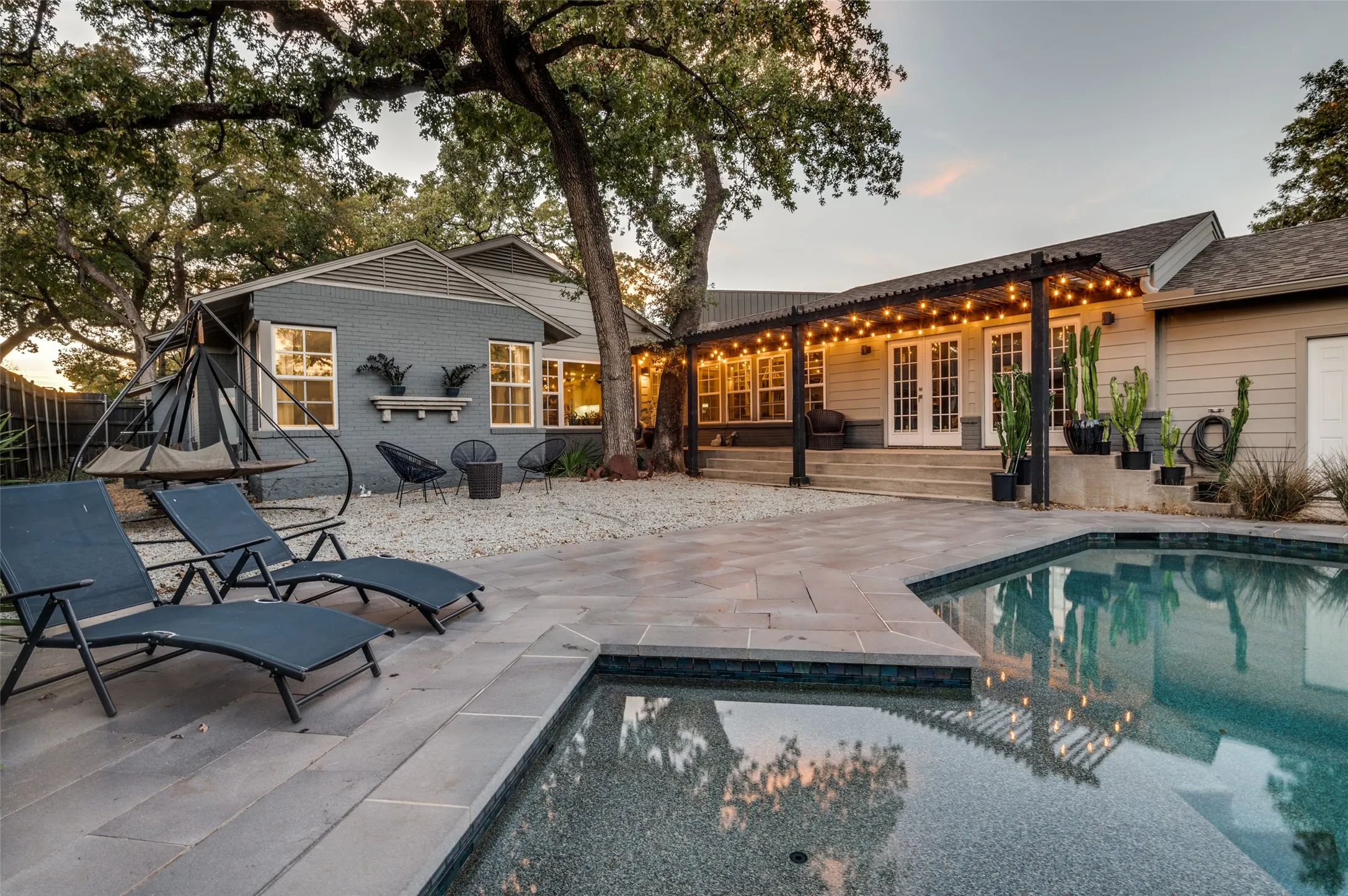 Single Family Residence For Sale in Dallas County , 1518 Oak Knoll Street, Dallas, Texas 75208, 4 Bedroom, 4 Bathroom, 2 Garage spaces, 3,180 Sqft, built in 1948, mls#21275380, Real Estate Agent in Dallas, Homes For Sale in Dallas county, Homes For Sale in Dallas, Realtor in Dallas Texas, Real Estate Brokerage Independent Realty Texas, Luminita Cordes Realtor