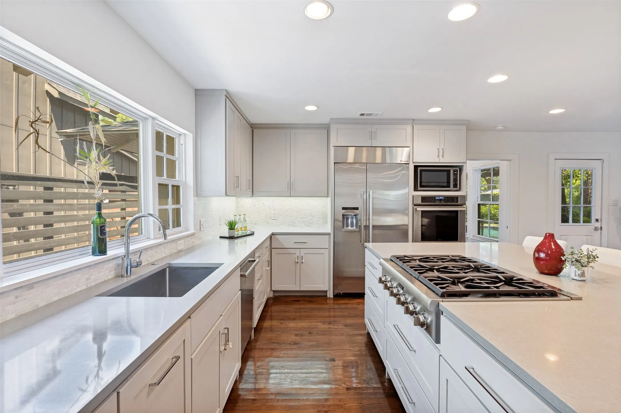 Single Family Residence For Sale in Dallas County , 1518 Oak Knoll Street, Dallas, Texas 75208, 4 Bedroom, 4 Bathroom, 2 Garage spaces, 3,180 Sqft, built in 1948, mls#21275380, Real Estate Agent in Dallas, Homes For Sale in Dallas county, Homes For Sale in Dallas, Realtor in Dallas Texas, Real Estate Brokerage Independent Realty Texas, Luminita Cordes Realtor