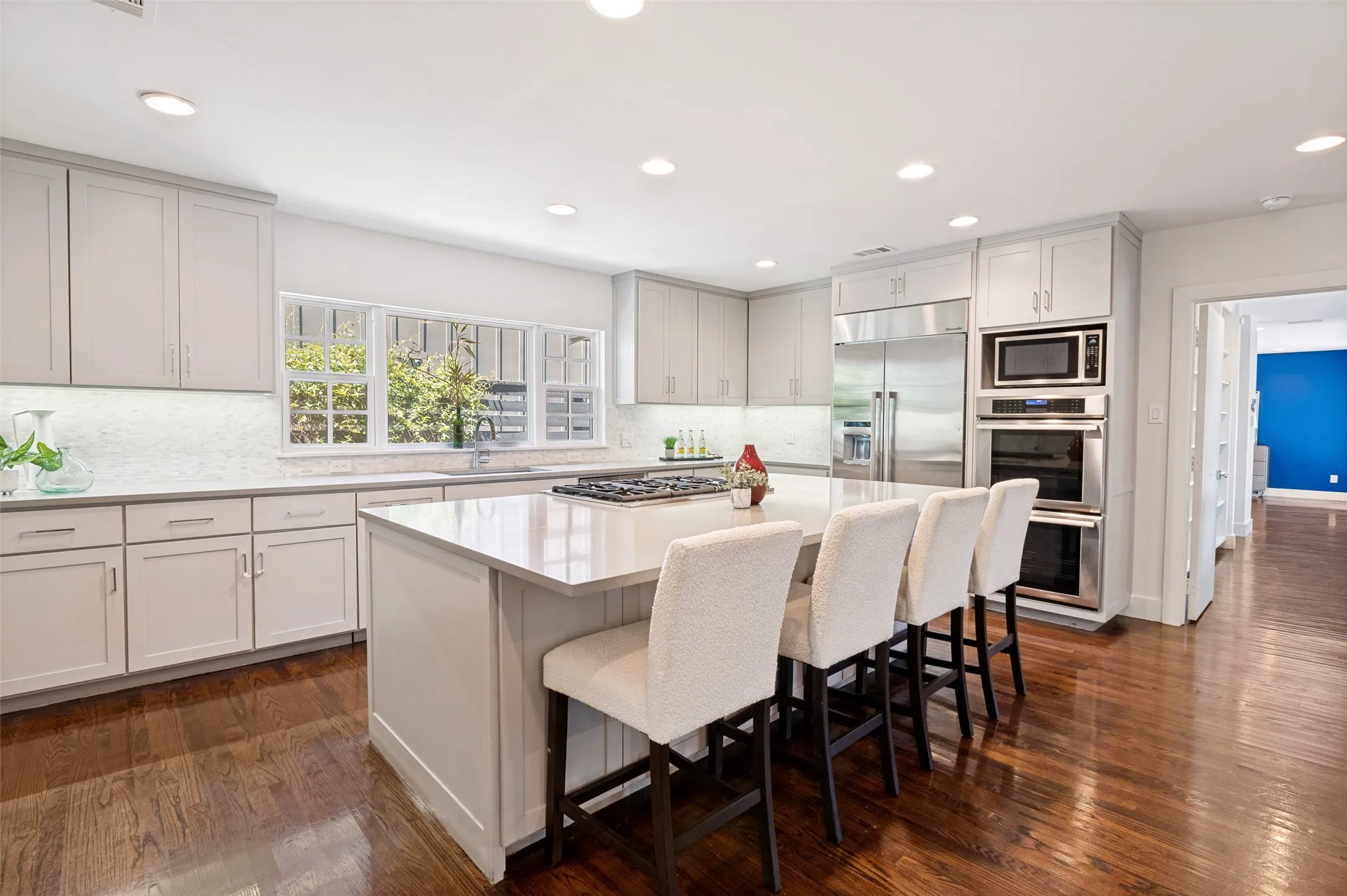 Single Family Residence For Sale in Dallas County , 1518 Oak Knoll Street, Dallas, Texas 75208, 4 Bedroom, 4 Bathroom, 2 Garage spaces, 3,180 Sqft, built in 1948, mls#21275380, Real Estate Agent in Dallas, Homes For Sale in Dallas county, Homes For Sale in Dallas, Realtor in Dallas Texas, Real Estate Brokerage Independent Realty Texas, Luminita Cordes Realtor
