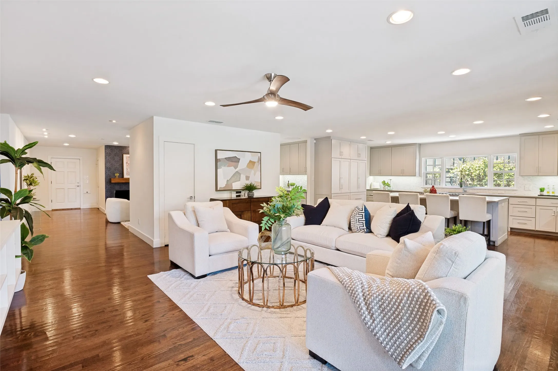 Single Family Residence For Sale in Dallas County , 1518 Oak Knoll Street, Dallas, Texas 75208, 4 Bedroom, 4 Bathroom, 2 Garage spaces, 3,180 Sqft, built in 1948, mls#21275380, Real Estate Agent in Dallas, Homes For Sale in Dallas county, Homes For Sale in Dallas, Realtor in Dallas Texas, Real Estate Brokerage Independent Realty Texas, Luminita Cordes Realtor