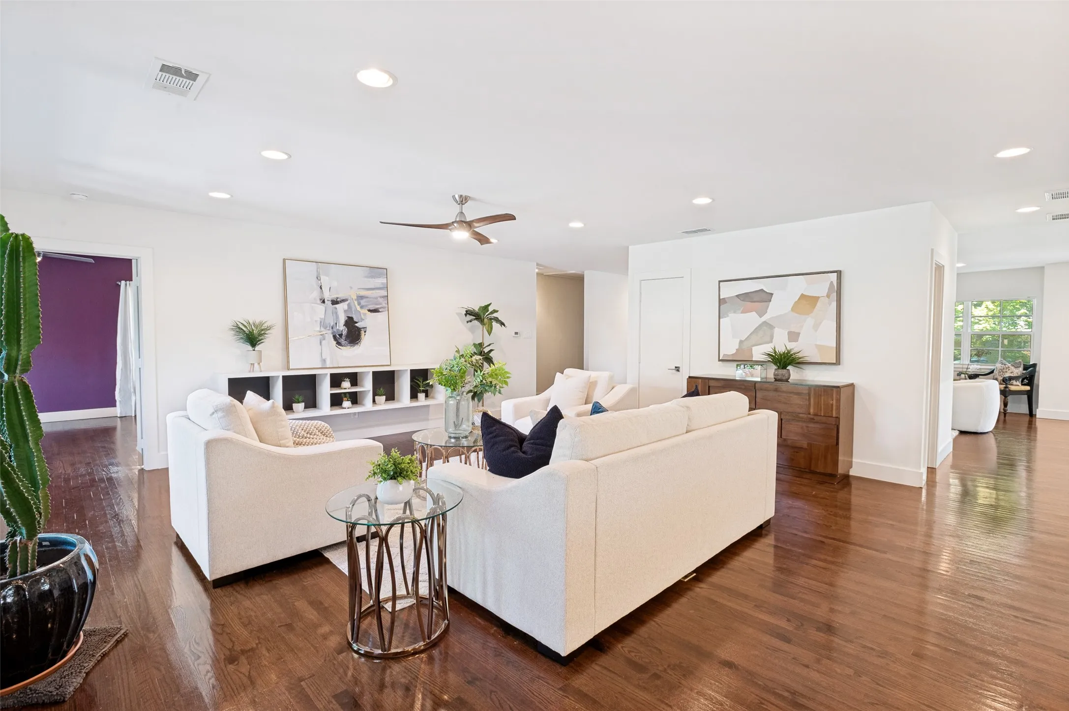 Single Family Residence For Sale in Dallas County , 1518 Oak Knoll Street, Dallas, Texas 75208, 4 Bedroom, 4 Bathroom, 2 Garage spaces, 3,180 Sqft, built in 1948, mls#21275380, Real Estate Agent in Dallas, Homes For Sale in Dallas county, Homes For Sale in Dallas, Realtor in Dallas Texas, Real Estate Brokerage Independent Realty Texas, Luminita Cordes Realtor