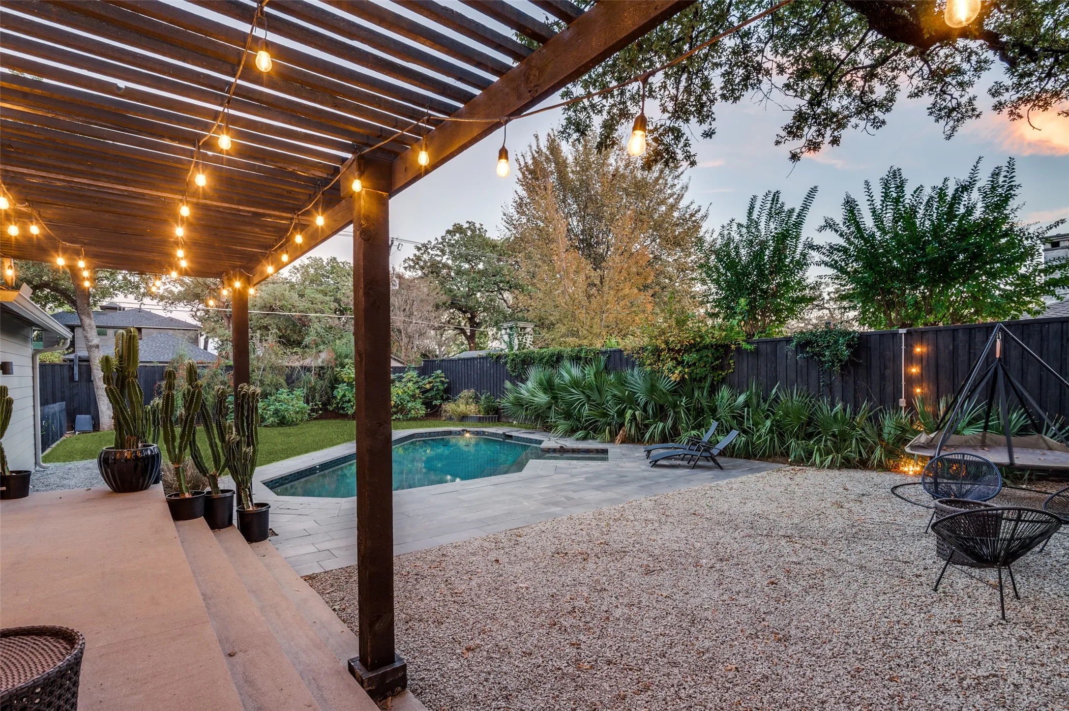 Single Family Residence For Sale in Dallas County , 1518 Oak Knoll Street, Dallas, Texas 75208, 4 Bedroom, 4 Bathroom, 2 Garage spaces, 3,180 Sqft, built in 1948, mls#21275380, Real Estate Agent in Dallas, Homes For Sale in Dallas county, Homes For Sale in Dallas, Realtor in Dallas Texas, Real Estate Brokerage Independent Realty Texas, Luminita Cordes Realtor