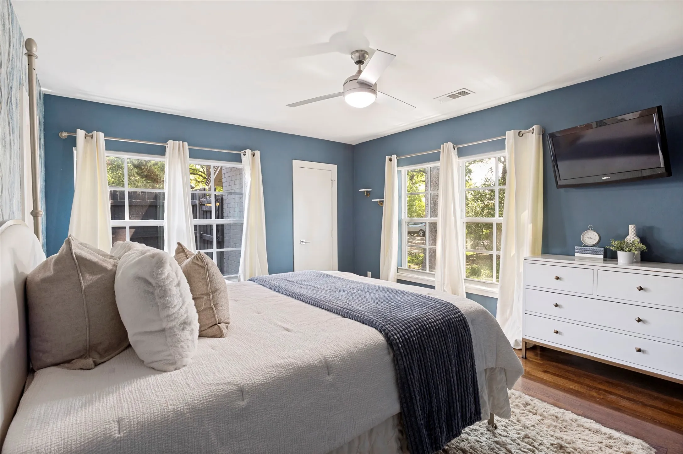 Single Family Residence For Sale in Dallas County , 1518 Oak Knoll Street, Dallas, Texas 75208, 4 Bedroom, 4 Bathroom, 2 Garage spaces, 3,180 Sqft, built in 1948, mls#21275380, Real Estate Agent in Dallas, Homes For Sale in Dallas county, Homes For Sale in Dallas, Realtor in Dallas Texas, Real Estate Brokerage Independent Realty Texas, Luminita Cordes Realtor
