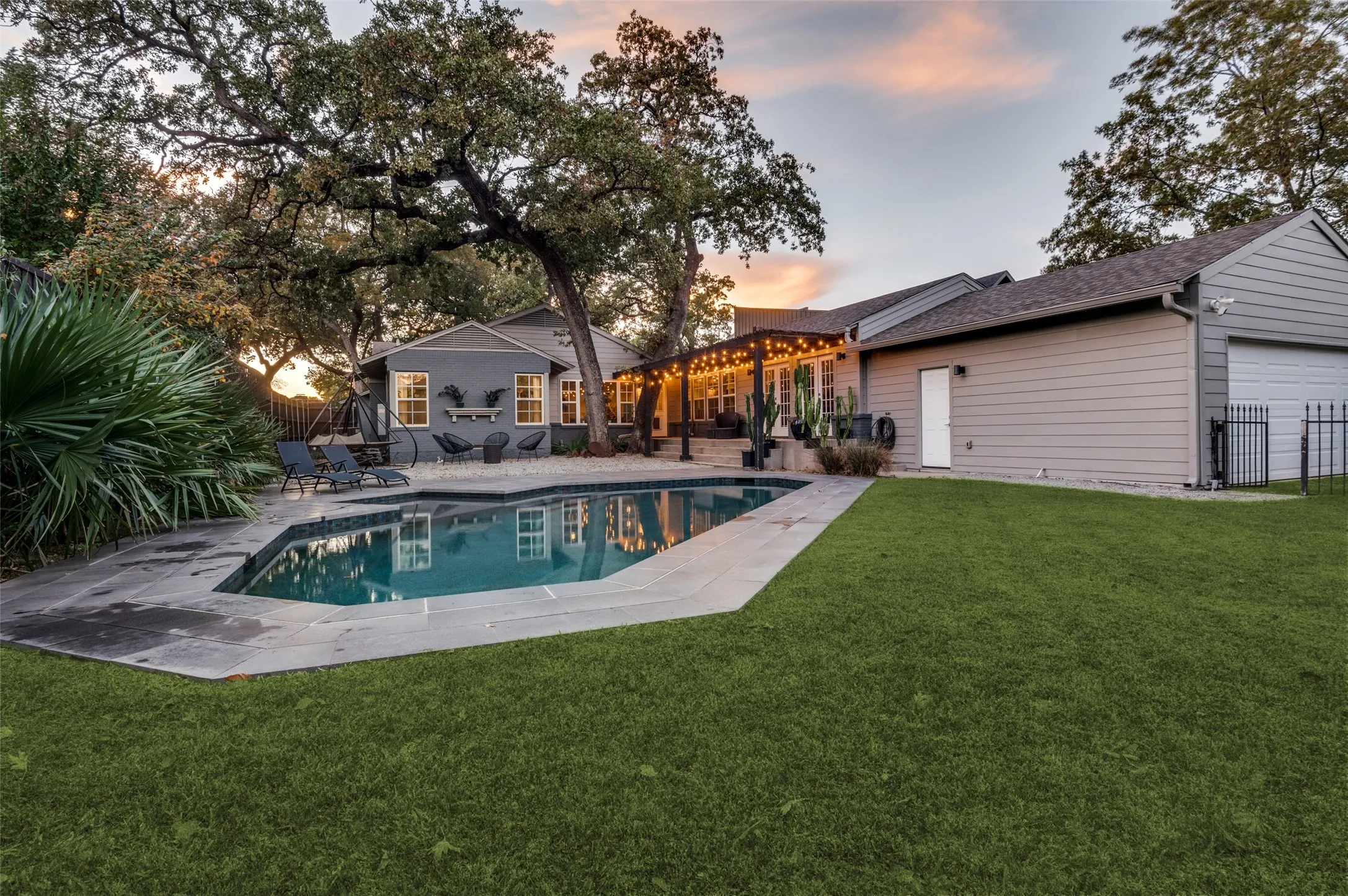 Single Family Residence For Sale in Dallas County , 1518 Oak Knoll Street, Dallas, Texas 75208, 4 Bedroom, 4 Bathroom, 2 Garage spaces, 3,180 Sqft, built in 1948, mls#21275380, Real Estate Agent in Dallas, Homes For Sale in Dallas county, Homes For Sale in Dallas, Realtor in Dallas Texas, Real Estate Brokerage Independent Realty Texas, Luminita Cordes Realtor