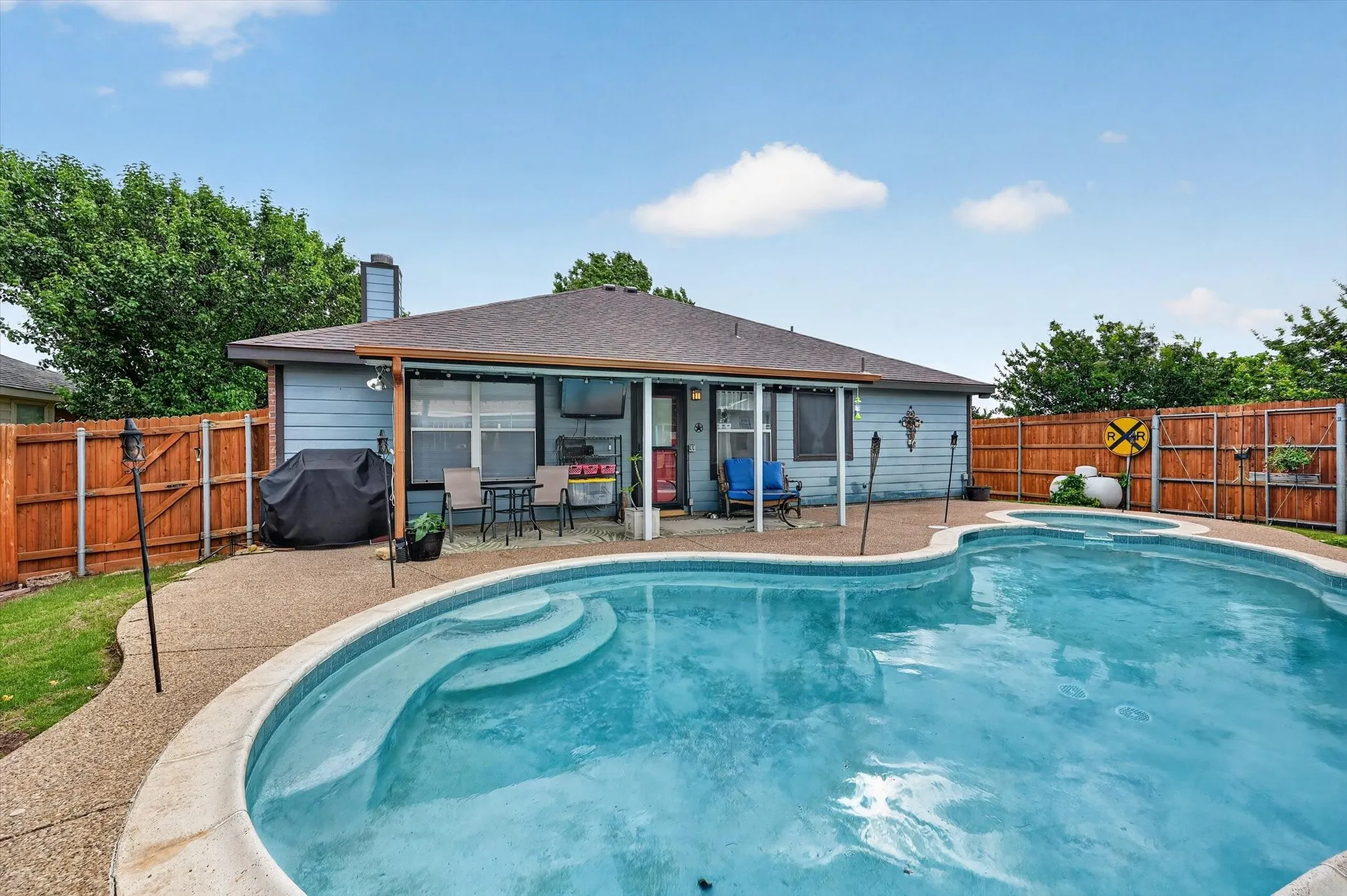 Single Family Residence For Sale in Johnson County , 1001 Ridge Top Drive, Burleson, Texas 76028, 4 Bedroom, 2 Bathroom, 2 Garage spaces, 1,703 Sqft, built in 2001, mls#21276119, Real Estate Agent in Burleson, Homes For Sale in Johnson county, Homes For Sale in Burleson, Realtor in Burleson Texas, Real Estate Brokerage Independent Realty Texas, Luminita Cordes Realtor