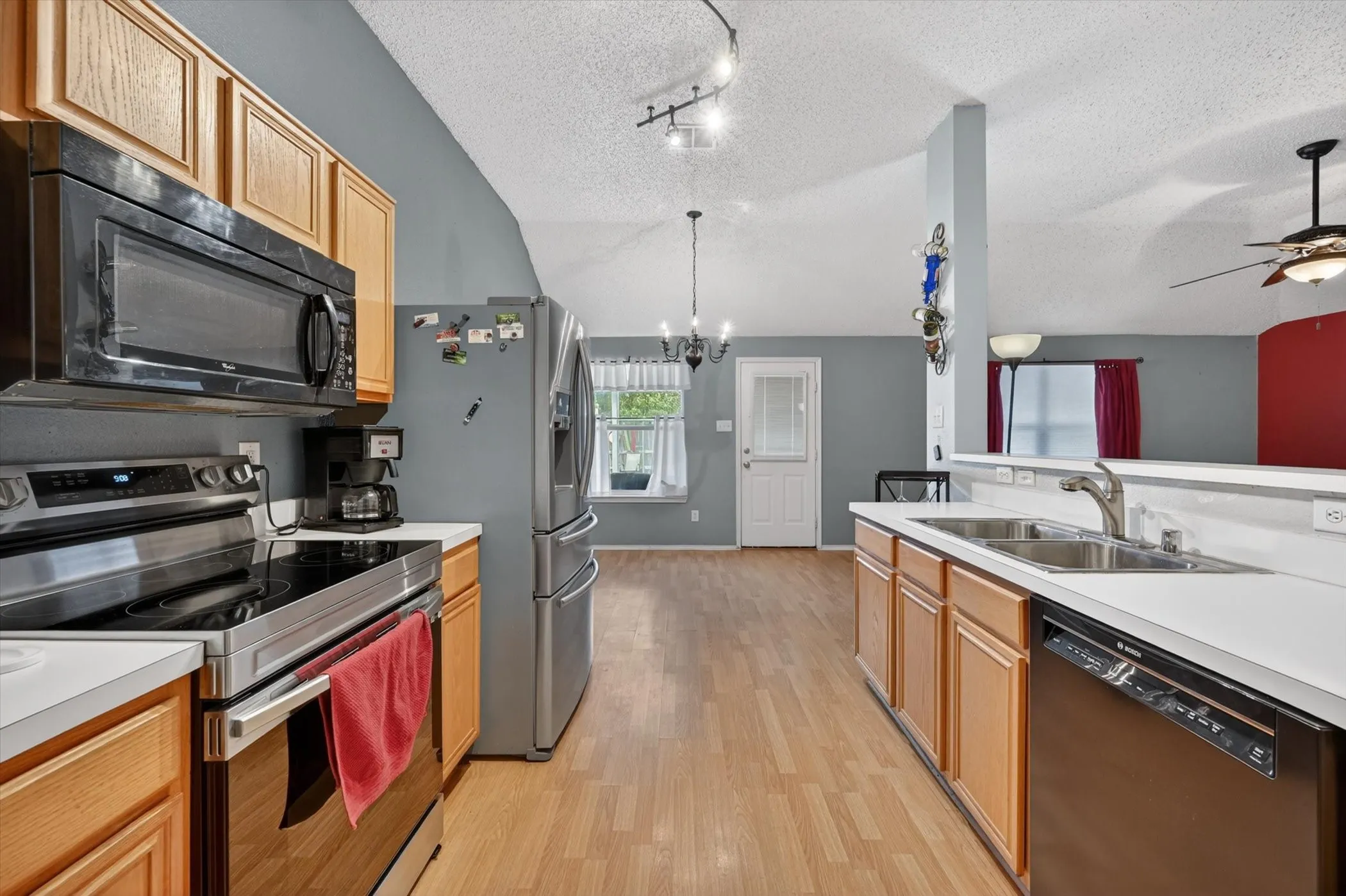 Single Family Residence For Sale in Johnson County , 1001 Ridge Top Drive, Burleson, Texas 76028, 4 Bedroom, 2 Bathroom, 2 Garage spaces, 1,703 Sqft, built in 2001, mls#21276119, Real Estate Agent in Burleson, Homes For Sale in Johnson county, Homes For Sale in Burleson, Realtor in Burleson Texas, Real Estate Brokerage Independent Realty Texas, Luminita Cordes Realtor