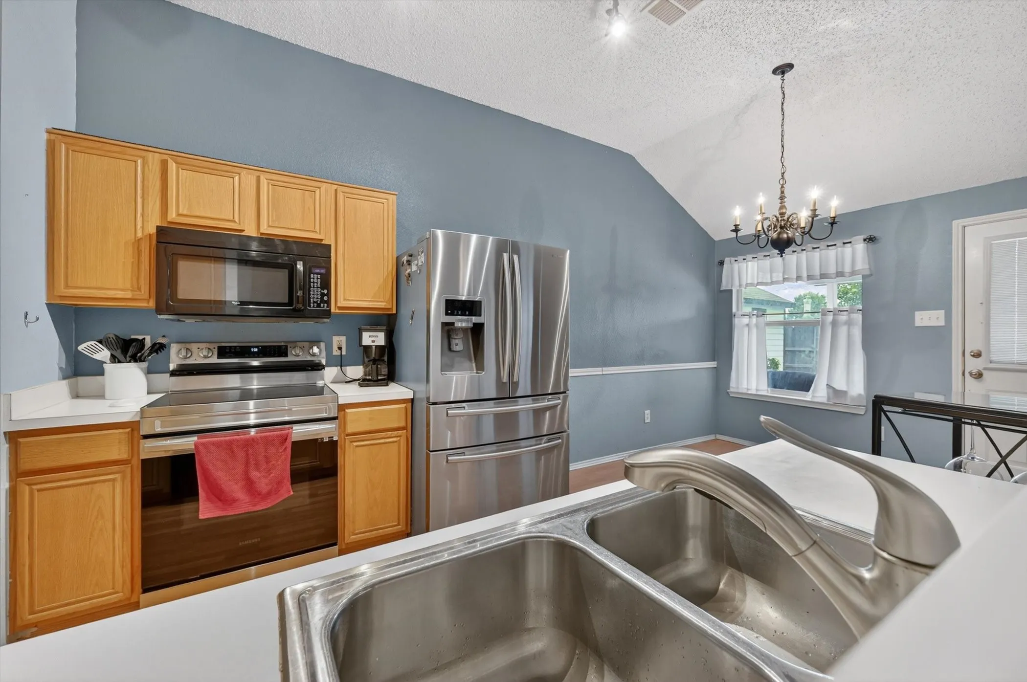 Single Family Residence For Sale in Johnson County , 1001 Ridge Top Drive, Burleson, Texas 76028, 4 Bedroom, 2 Bathroom, 2 Garage spaces, 1,703 Sqft, built in 2001, mls#21276119, Real Estate Agent in Burleson, Homes For Sale in Johnson county, Homes For Sale in Burleson, Realtor in Burleson Texas, Real Estate Brokerage Independent Realty Texas, Luminita Cordes Realtor