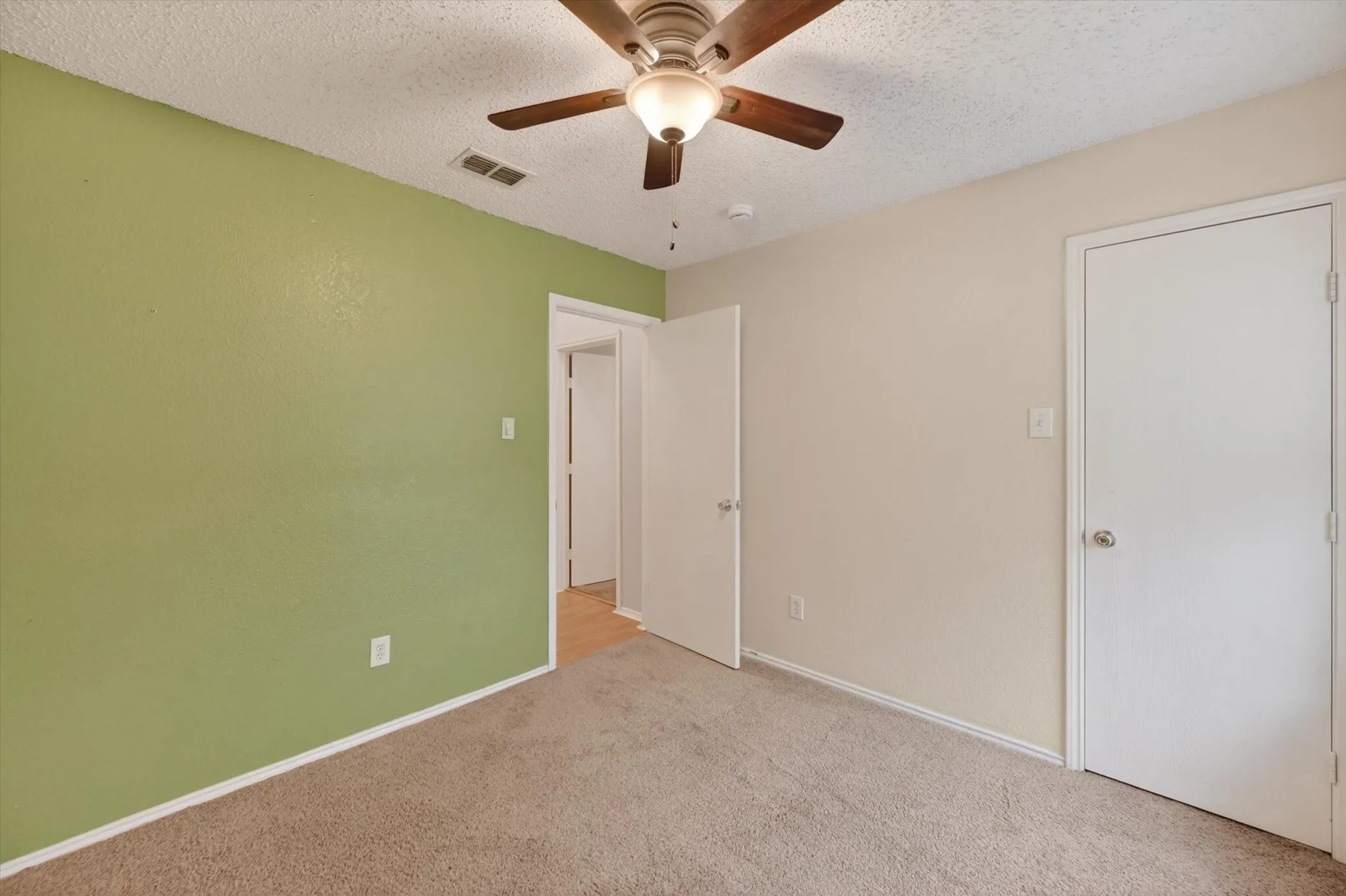 Single Family Residence For Sale in Johnson County , 1001 Ridge Top Drive, Burleson, Texas 76028, 4 Bedroom, 2 Bathroom, 2 Garage spaces, 1,703 Sqft, built in 2001, mls#21276119, Real Estate Agent in Burleson, Homes For Sale in Johnson county, Homes For Sale in Burleson, Realtor in Burleson Texas, Real Estate Brokerage Independent Realty Texas, Luminita Cordes Realtor